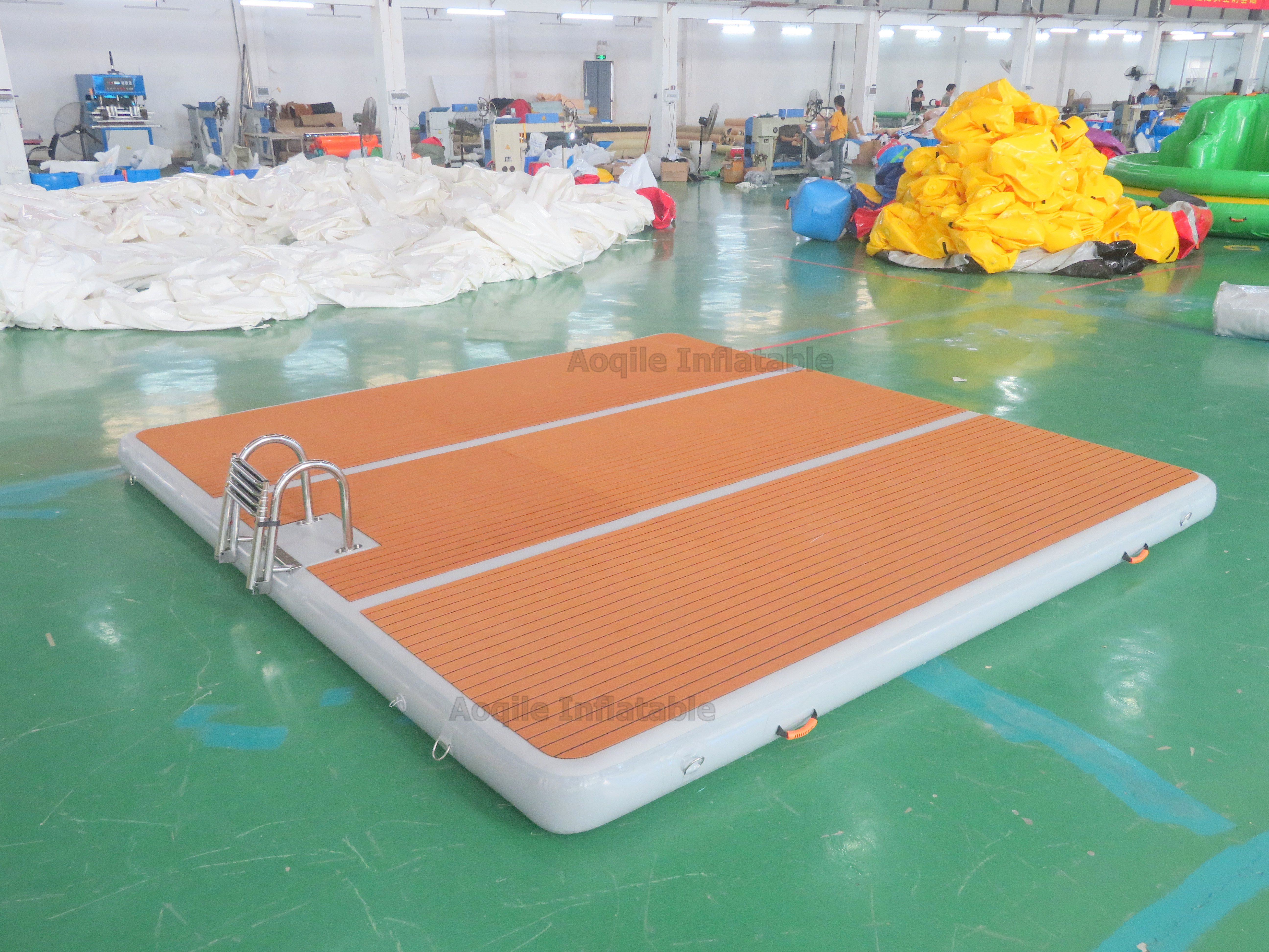 Plataforma de cubierta de natación inflable de alta resistencia, alfombrilla de agua flotante, plataforma estándar flotante inflable con escalera