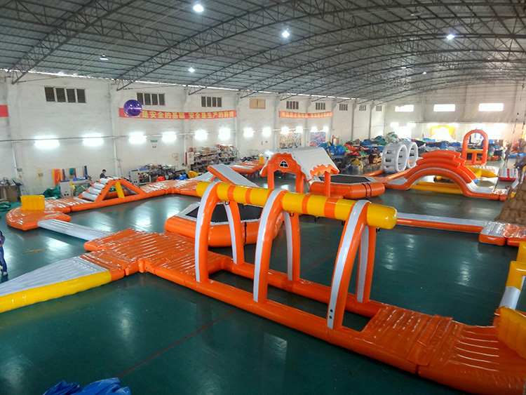 Parque acuático inflable grande de la diversión al aire libre del equipo de la diversión del obstáculo flotante