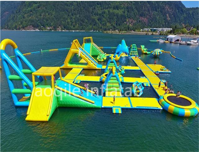 Parque acuático flotante inflable personalizado con plataforma deportiva acuática para adultos y niños