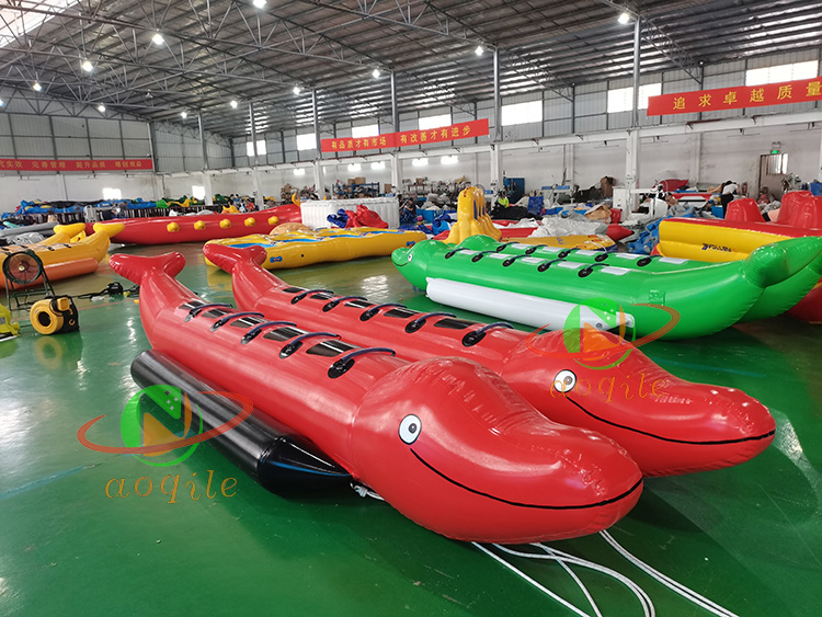 Barco inflable divertido comercial con forma de pez volador, barco tipo plátano inflable de agua de doble tubo remolcable