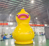 Publicidad de pato inflable gigante amarillo, pato de goma inflable en el lago o tierra para propaganda