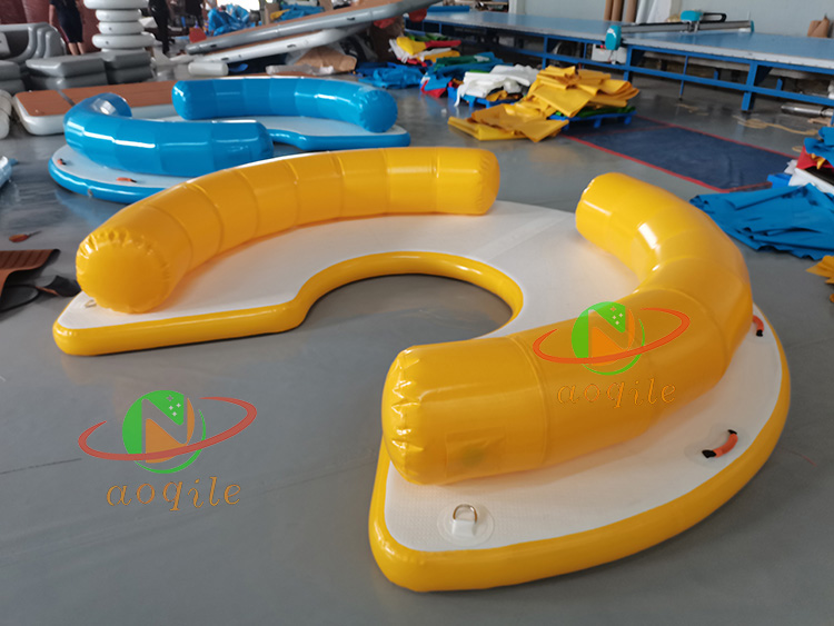 Plataforma flotante de agua inflable personalizada para exteriores, plataforma de isla flotante para fiesta de ocio, salones con respaldo, sofá y barco