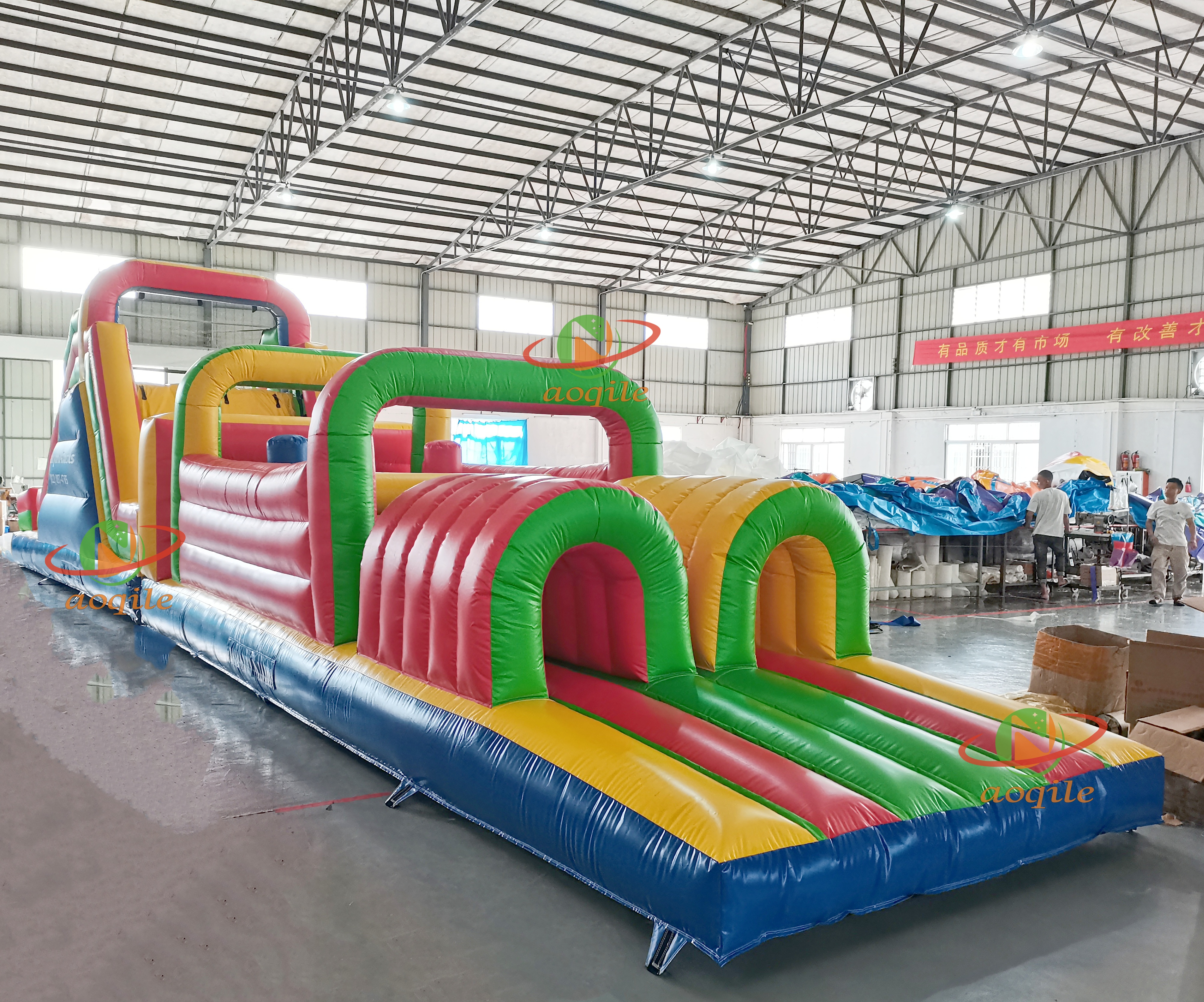 Aoqile Carrera de obstáculos inflable personalizada Diseño colorido Plegable para desafíos de parques acuáticos Festival Eventos de juegos para eventos