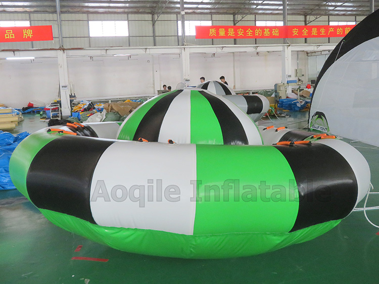 Nuevo diseño Crazy UFO inflable remolcable deportes acuáticos giratorio pez volador inflable disco barco