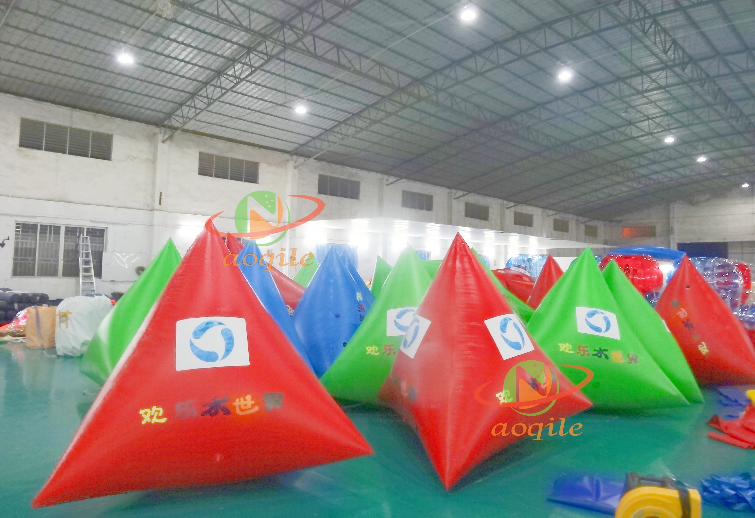 Venta directa de fábrica, boya inflable para parque acuático, marca flotante, triángulo inflable, boya de Color personalizada