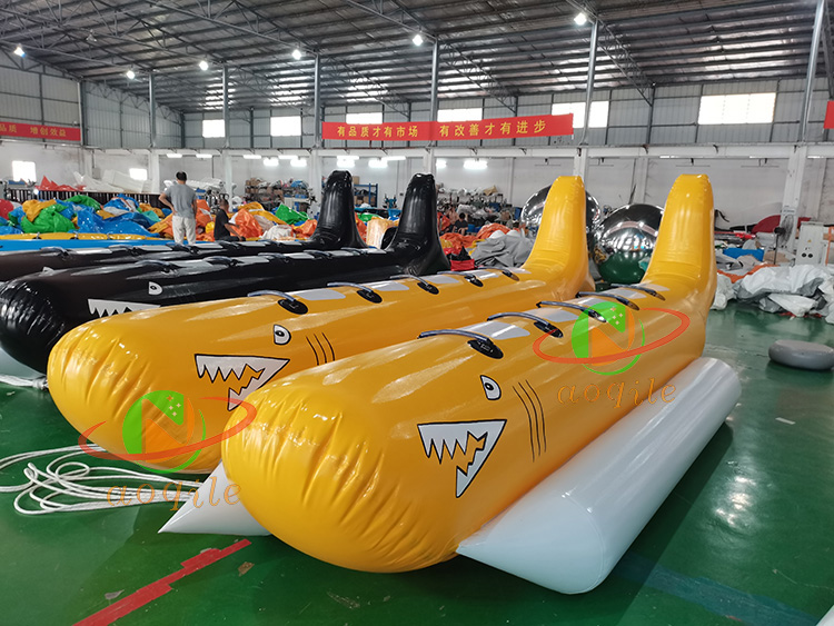 Divertido juego de agua, juguetes flotantes inflables, bote banana inflable amarillo a la venta