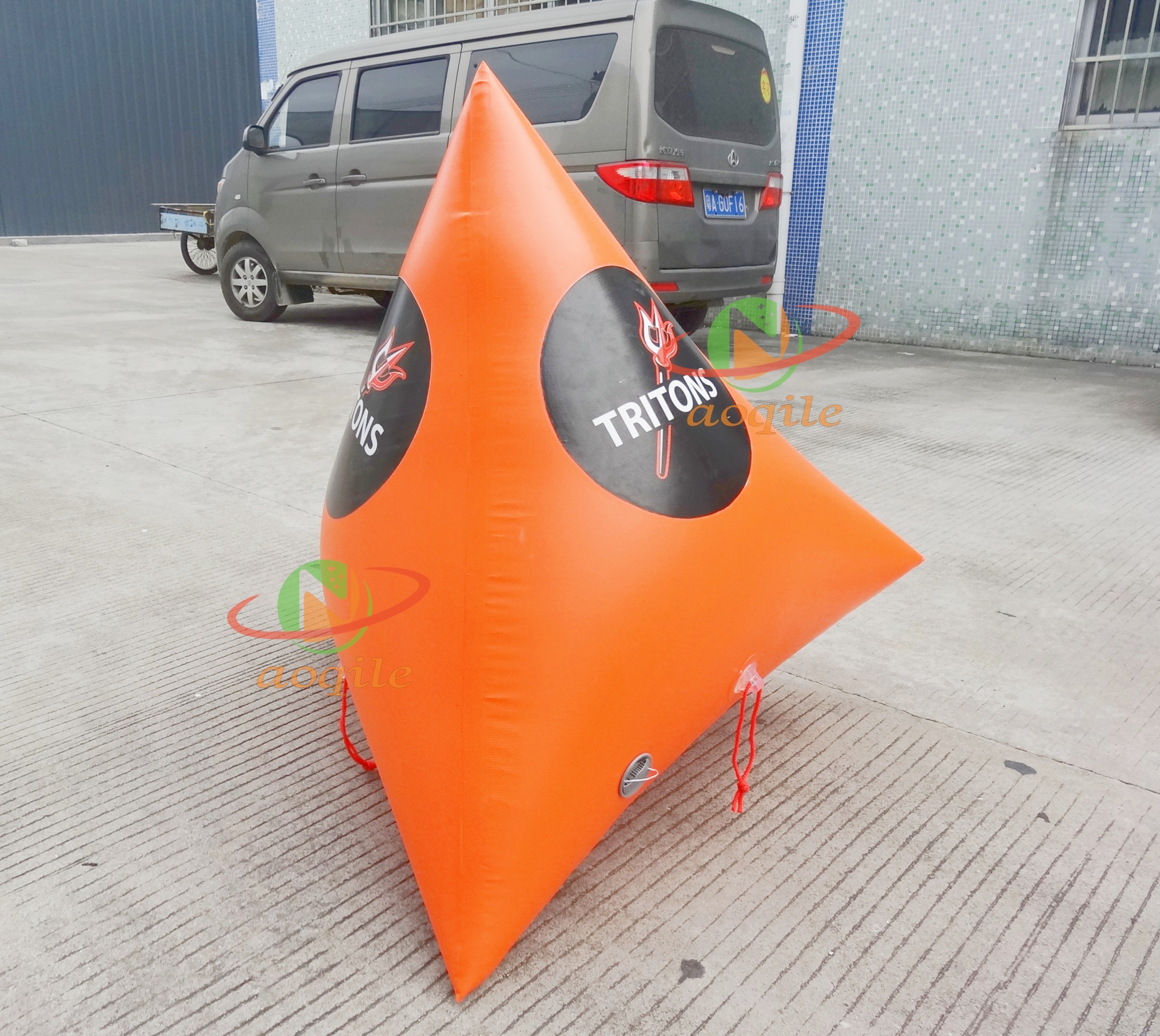 Boya flotante de la pirámide de la competencia del agua de la boya del aire del triángulo inflable del agua colorida