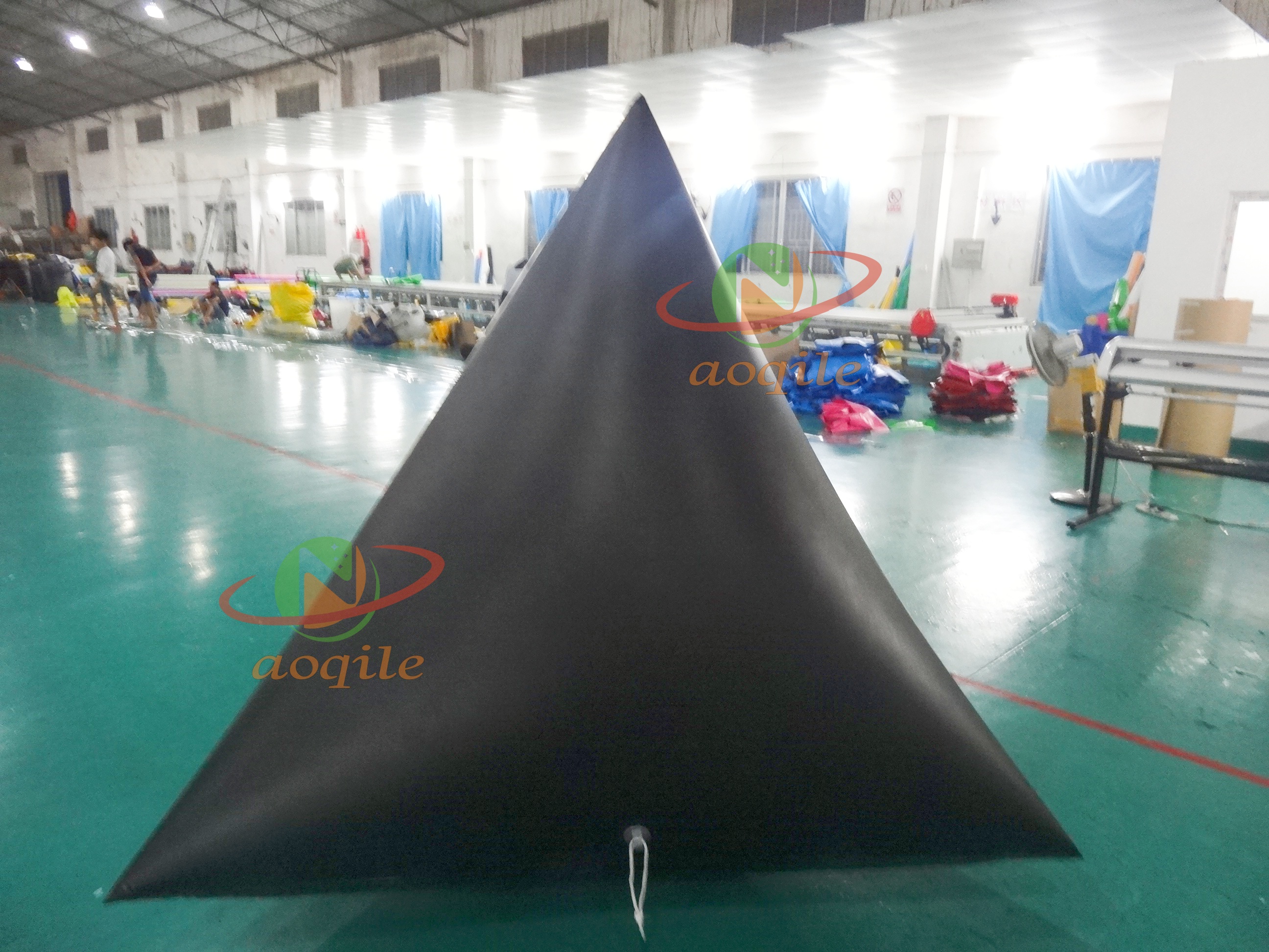 Venta directa de fábrica, boya inflable flotante de agua con marca triangular, boya con publicidad