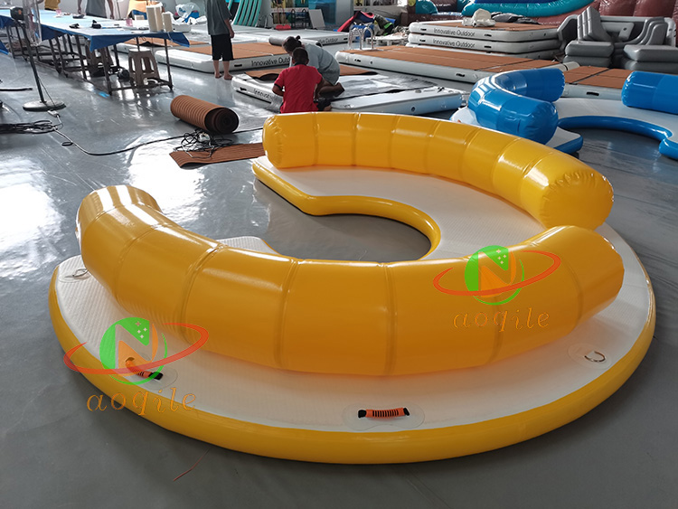 Plataforma flotante de agua inflable personalizada para exteriores, plataforma de isla flotante para fiesta de ocio, salones con respaldo, sofá y barco