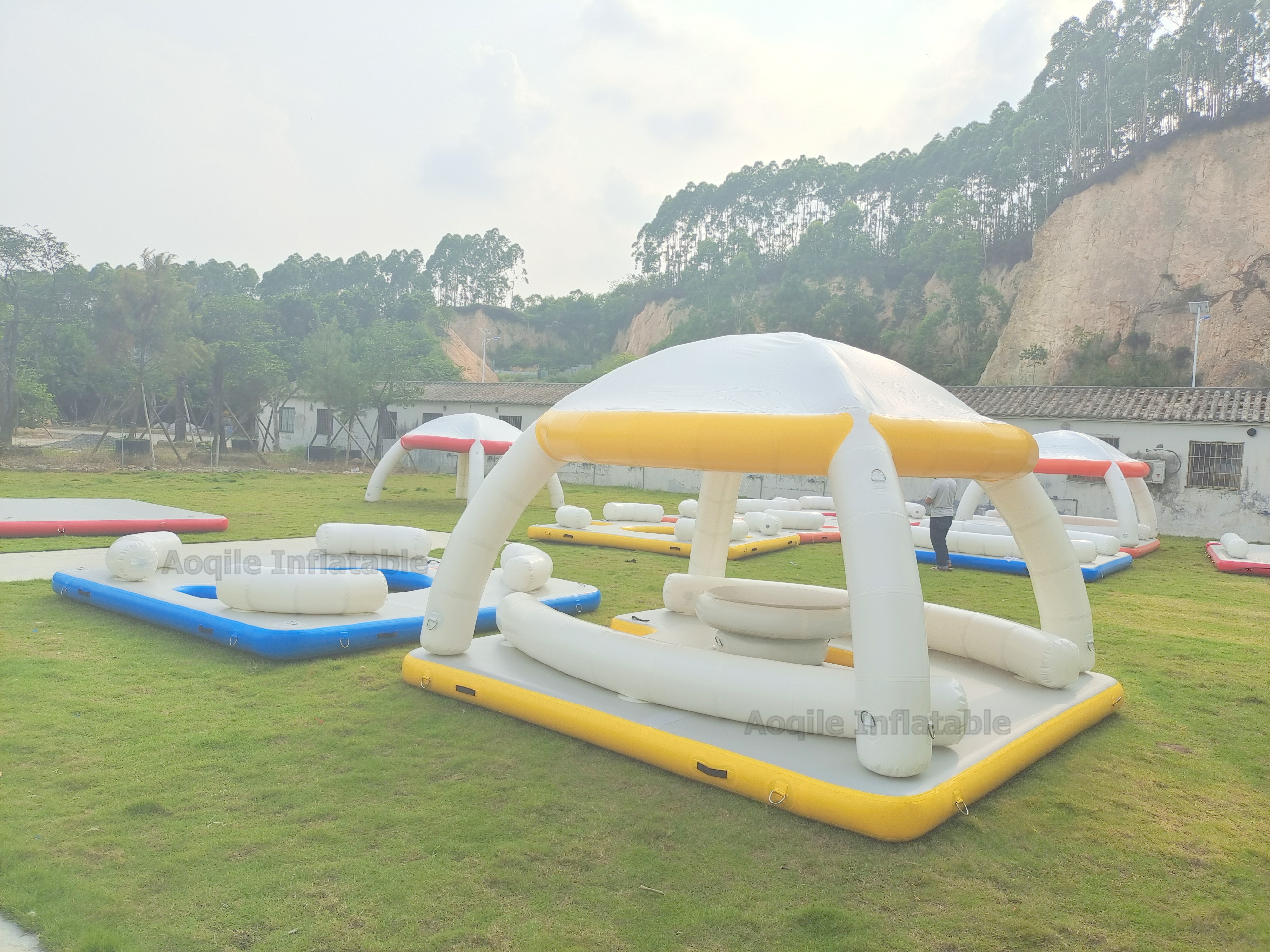 Nueva tienda de campaña de lujo para isla flotante de agua grande con plataforma de muelle flotante para ocio al aire libre y mesa