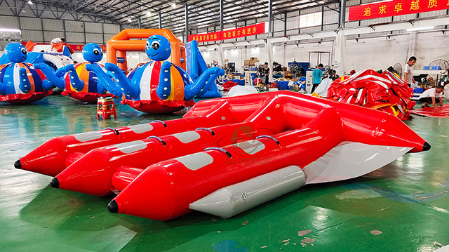 La venta caliente coloreó el barco volador remolcable del pez volador del plátano del juego inflable del agua