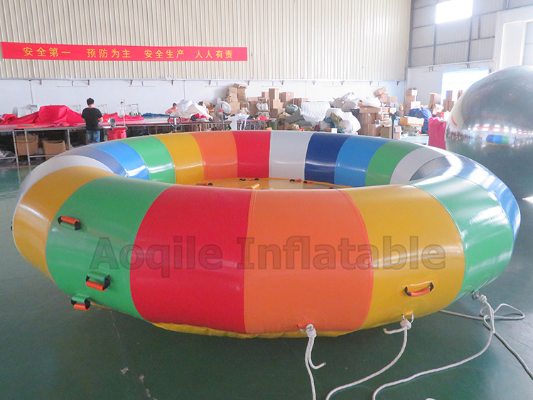 Barco giratorio inflable remolcable del disco del carro de los juguetes del agua del vuelo inflable