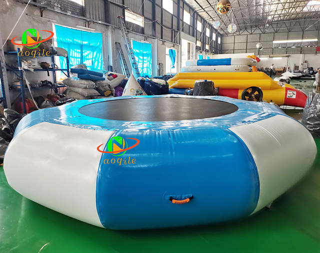 Actividades acuáticas del parque acuático de Aoqile 4 metros de 4 metros de acero inflable trampolín para eventos para eventos