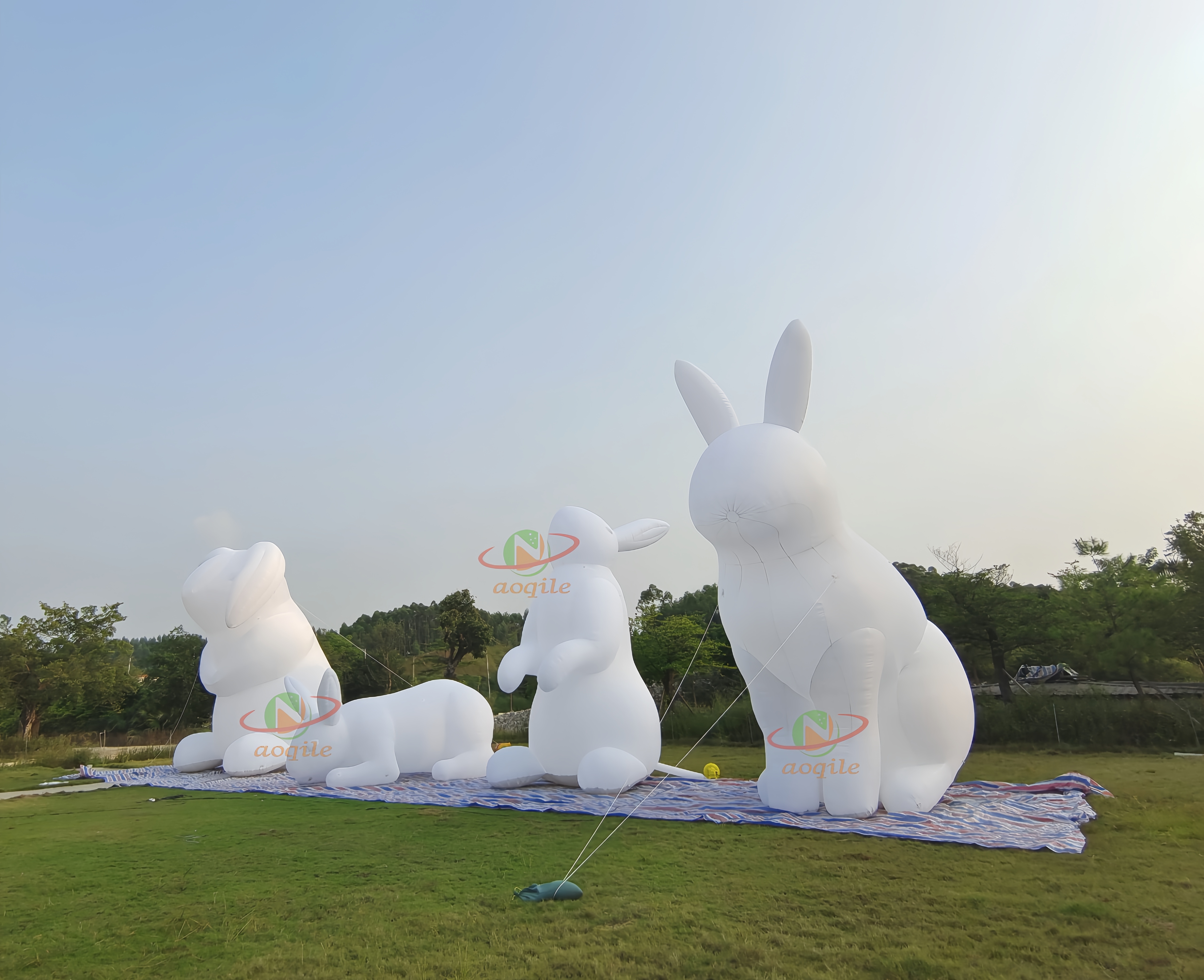 Conejo inflable blanco personalizado de decoración de conejito de Pascua, mascota de conejo inflable para publicidad de decoración de eventos