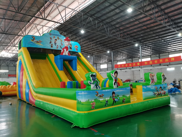 Estilo inflable personalizado de alta calidad del perrito de la combinación de la diapositiva del trampolín del parque del agua