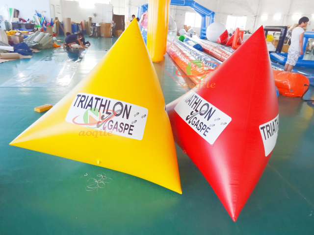 Boya de natación inflable, boya triangular flotante personalizada para parque acuático inflable