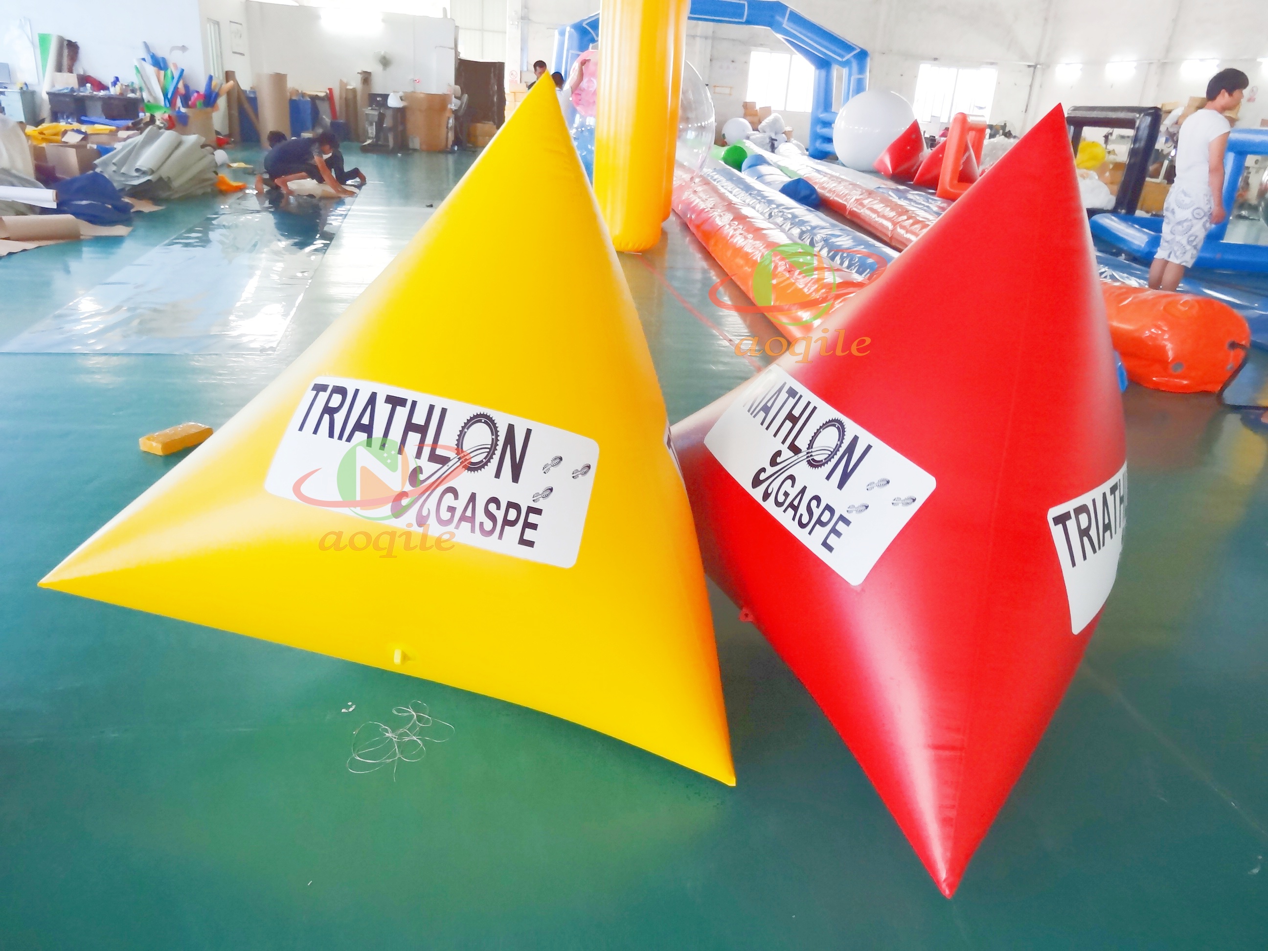 Boya de natación inflable, boya triangular flotante personalizada para parque acuático inflable