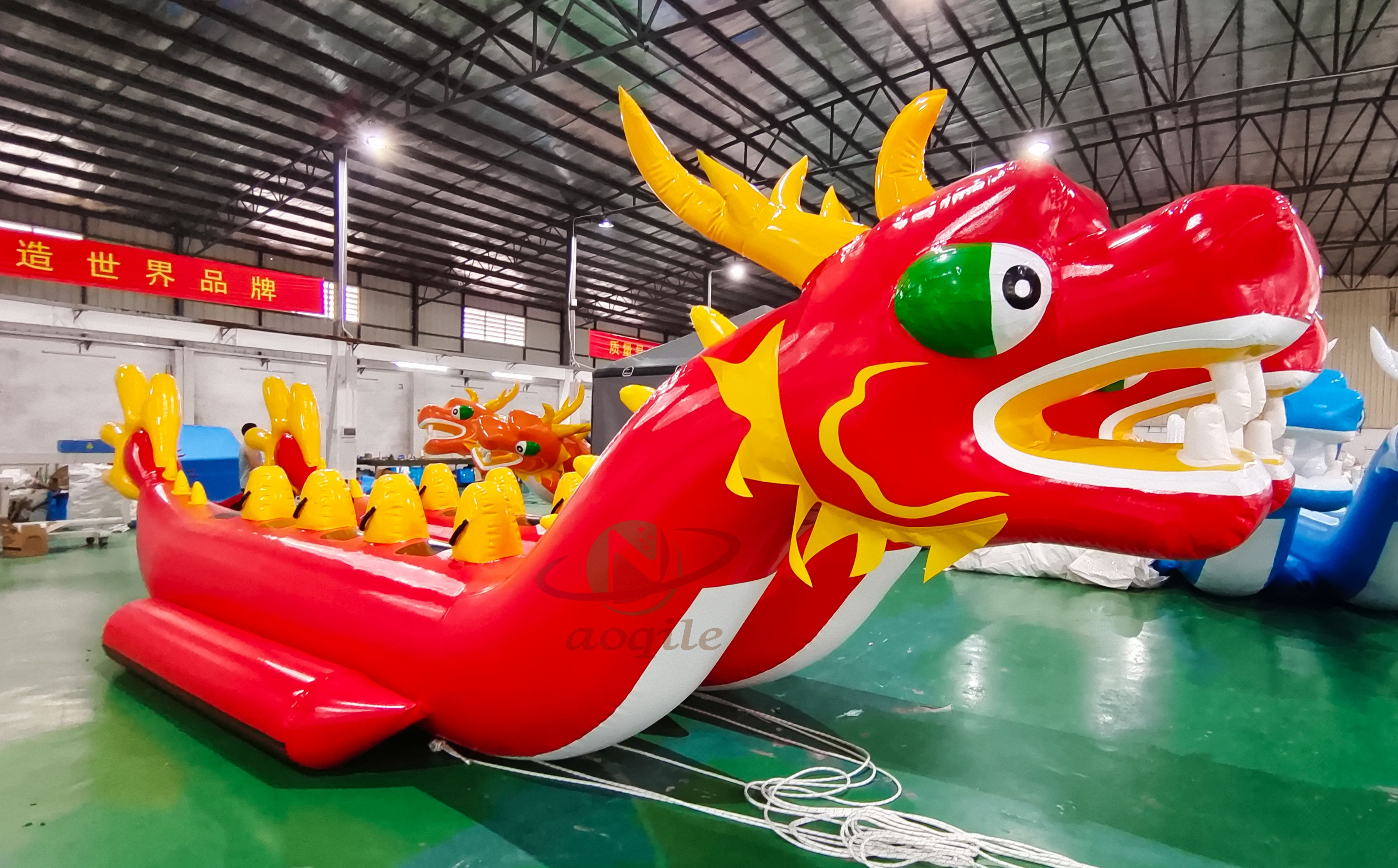 Barco inflable del dragón de la línea doble de los entretenimientos del equipo del juego de los juegos del deporte acuático loco