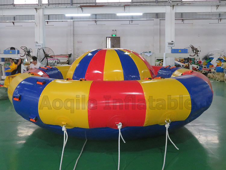 Nuevo diseño Crazy UFO inflable remolcable deportes acuáticos giratorio pez volador inflable disco barco