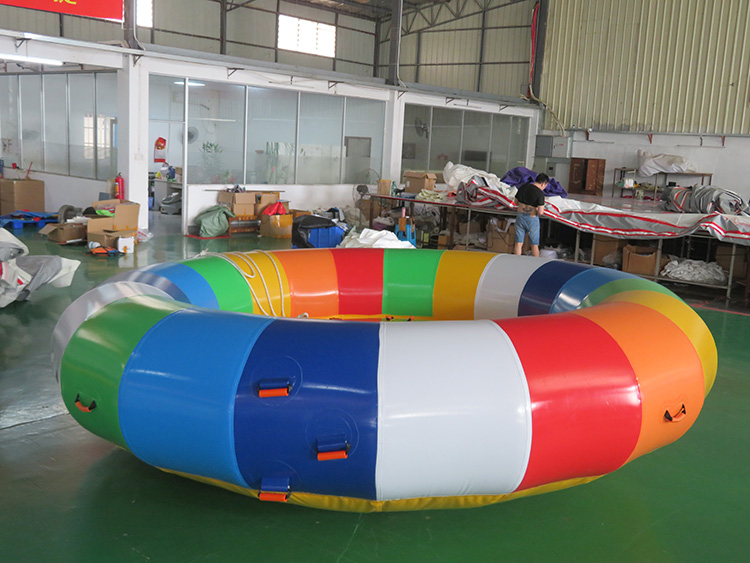 Barco inflable remolcable del disco del rodillo giratorio del parque acuático grande comercial