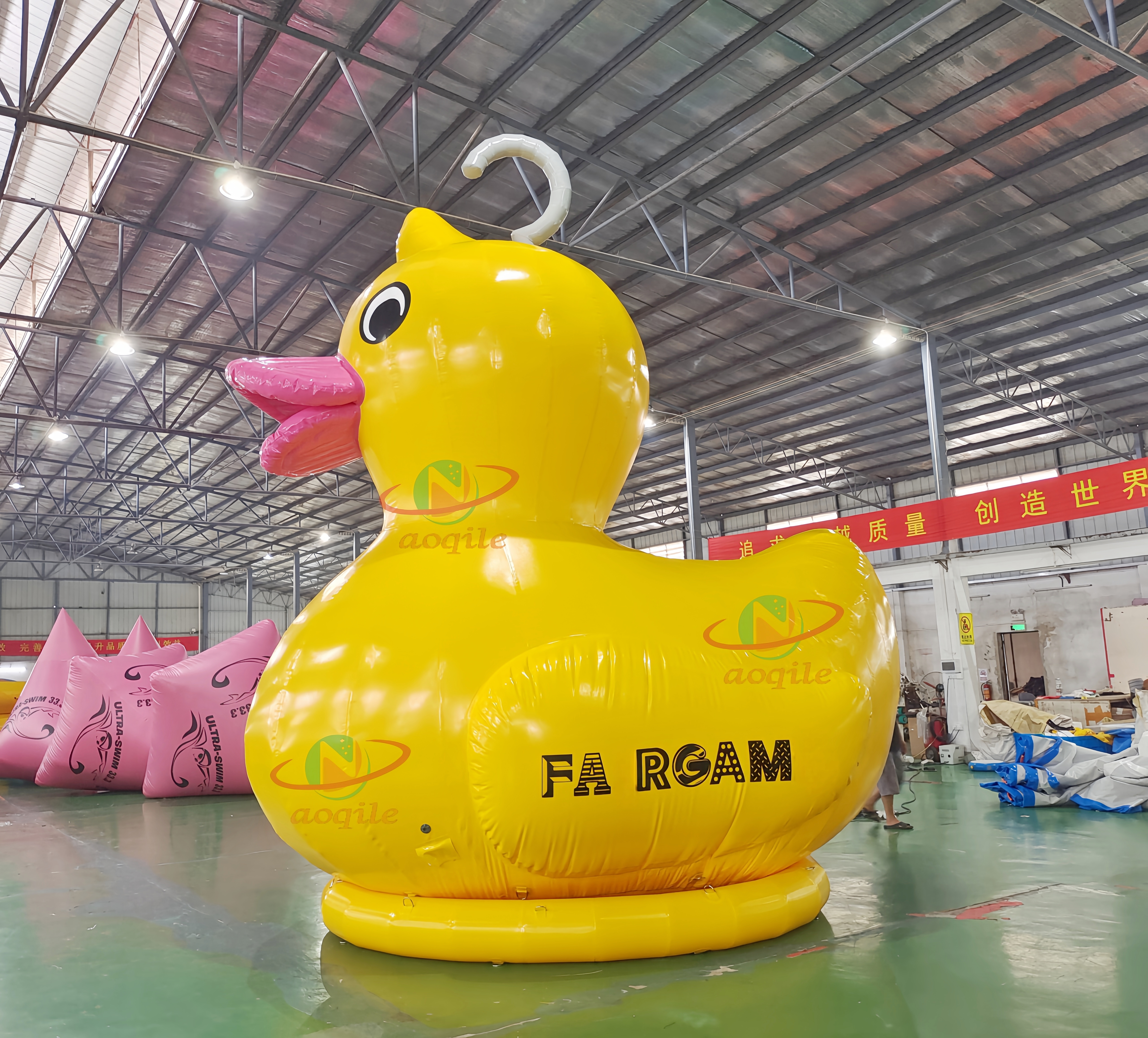 Publicidad de pato inflable gigante amarillo, pato de goma inflable en el lago o tierra para propaganda