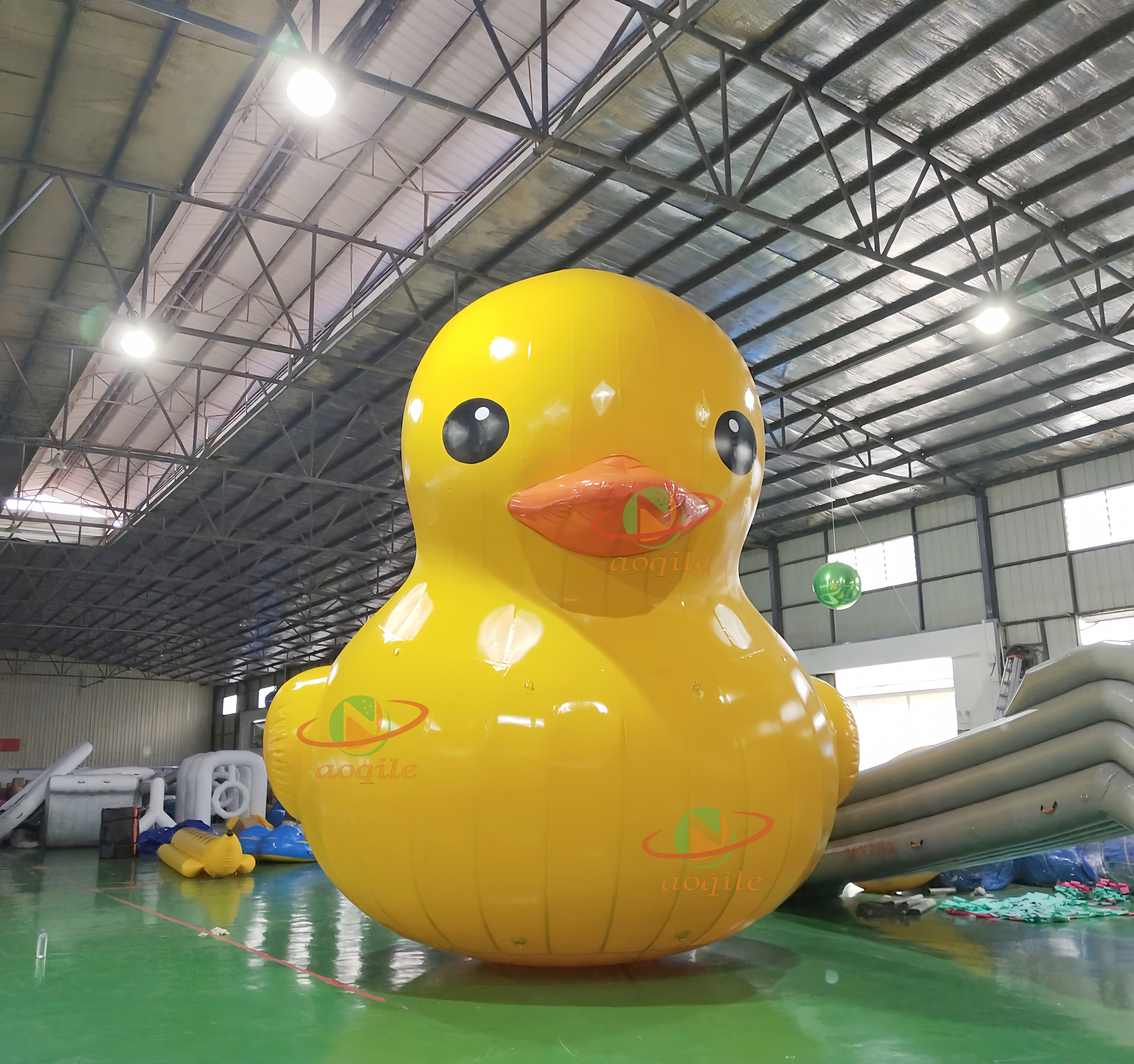 Pato de goma amarillo de dibujos animados inflable gigante, equipo de juego de entretenimiento, figura de dibujos animados de pato amarillo fijo con agua para promoción