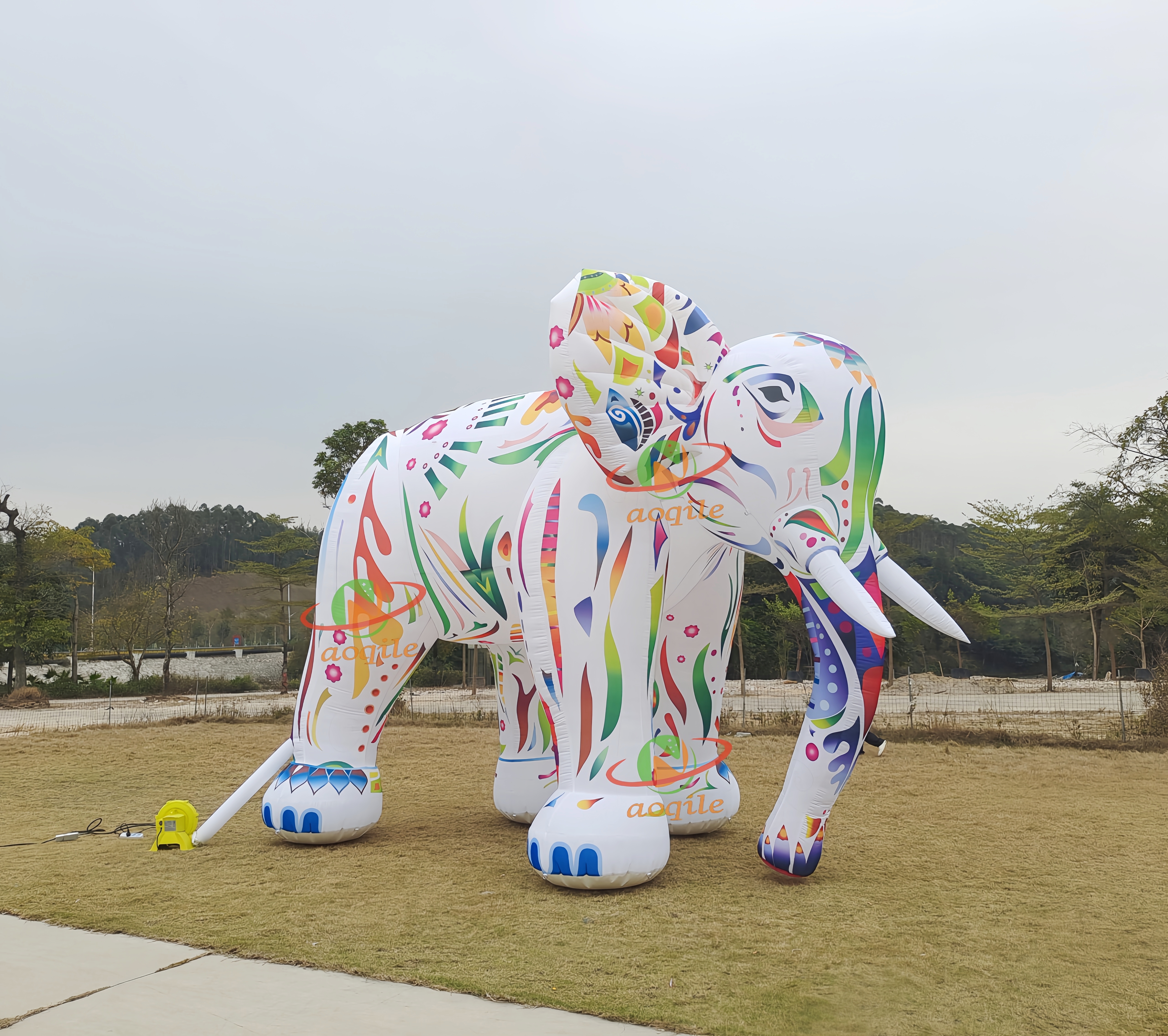 Elefante inflable gigante modificado para requisitos particulares de la decoración, haciendo publicidad del elefante inflable de la historieta