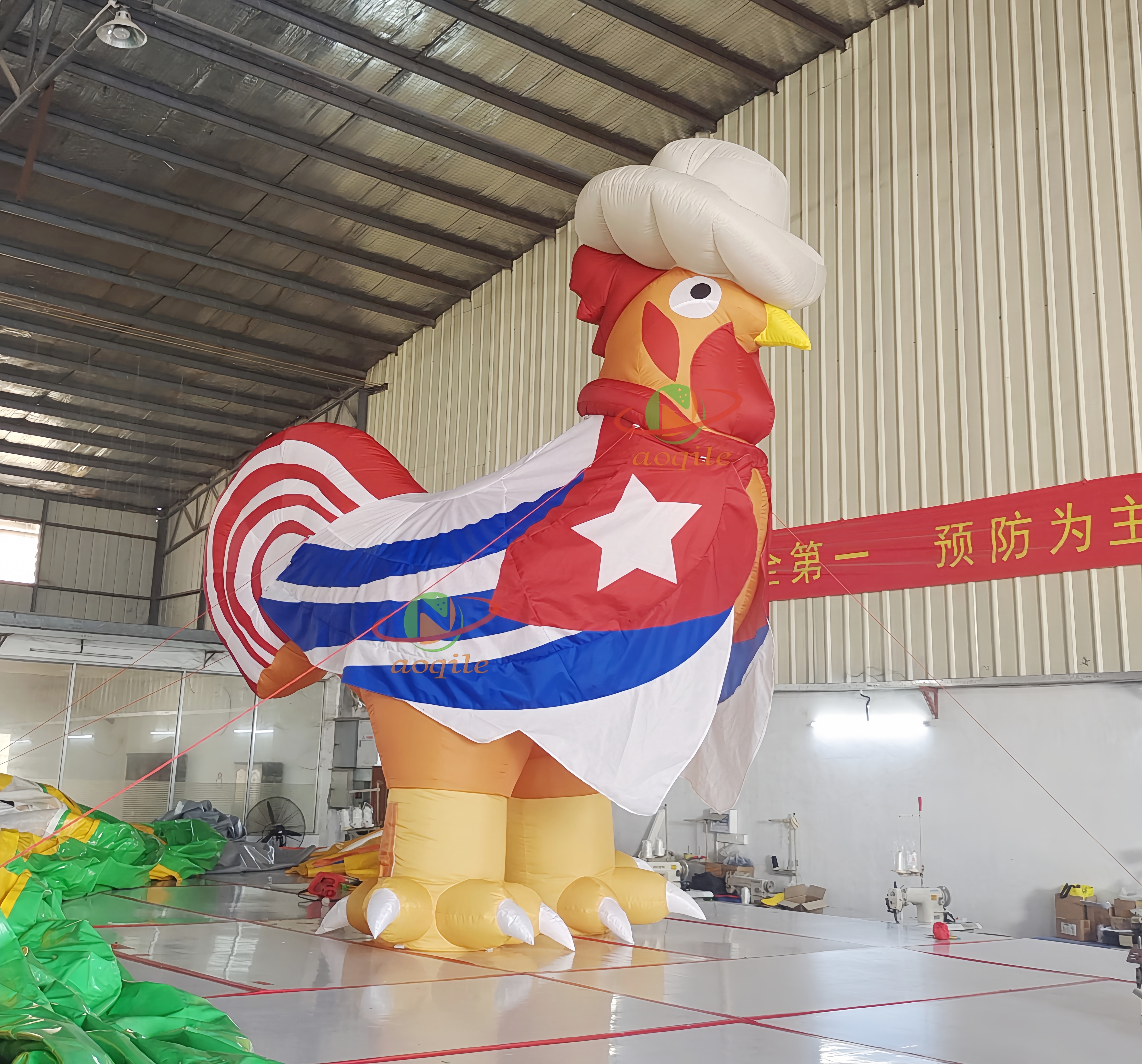 Mascota de gallo, pollo inflable, modelo de dibujos animados de gallo inflable con logotipo para decoración publicitaria