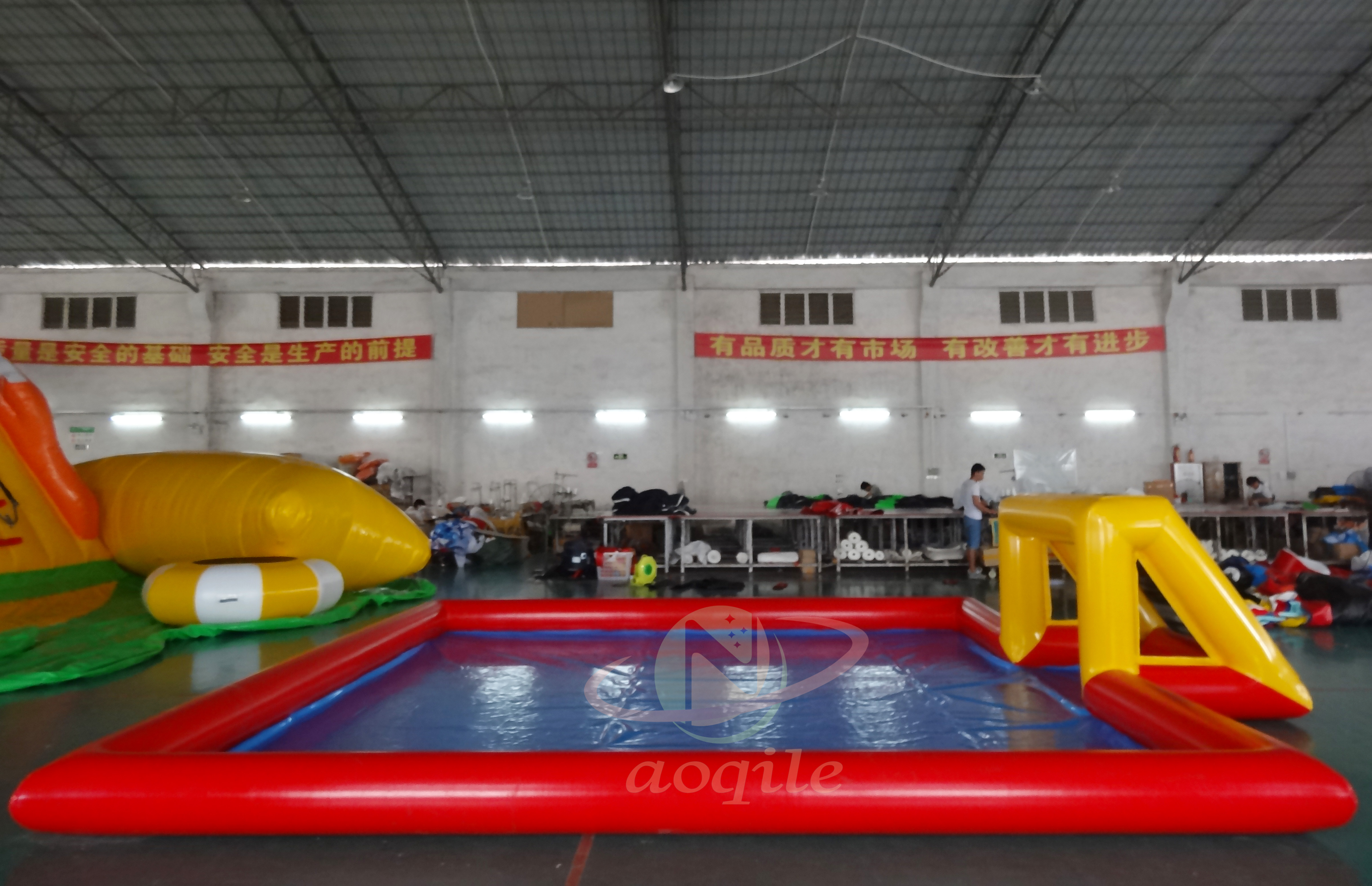 Piscina flotante inflable del campo de juego de la cancha de básquet del agua para los juegos del mar de la piscina