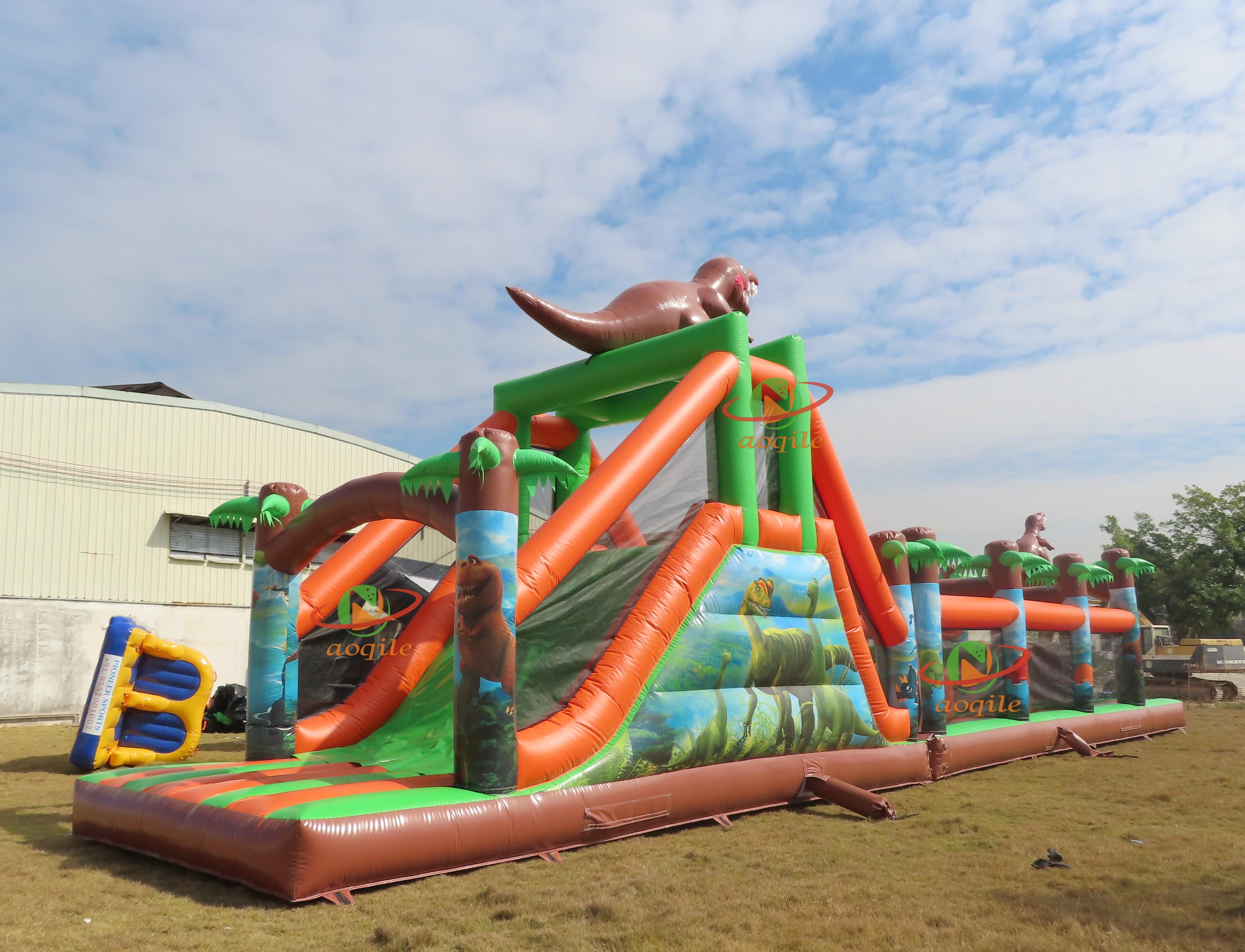 Barrera inflable animada linda del parque acuático con forma de dinosaurio