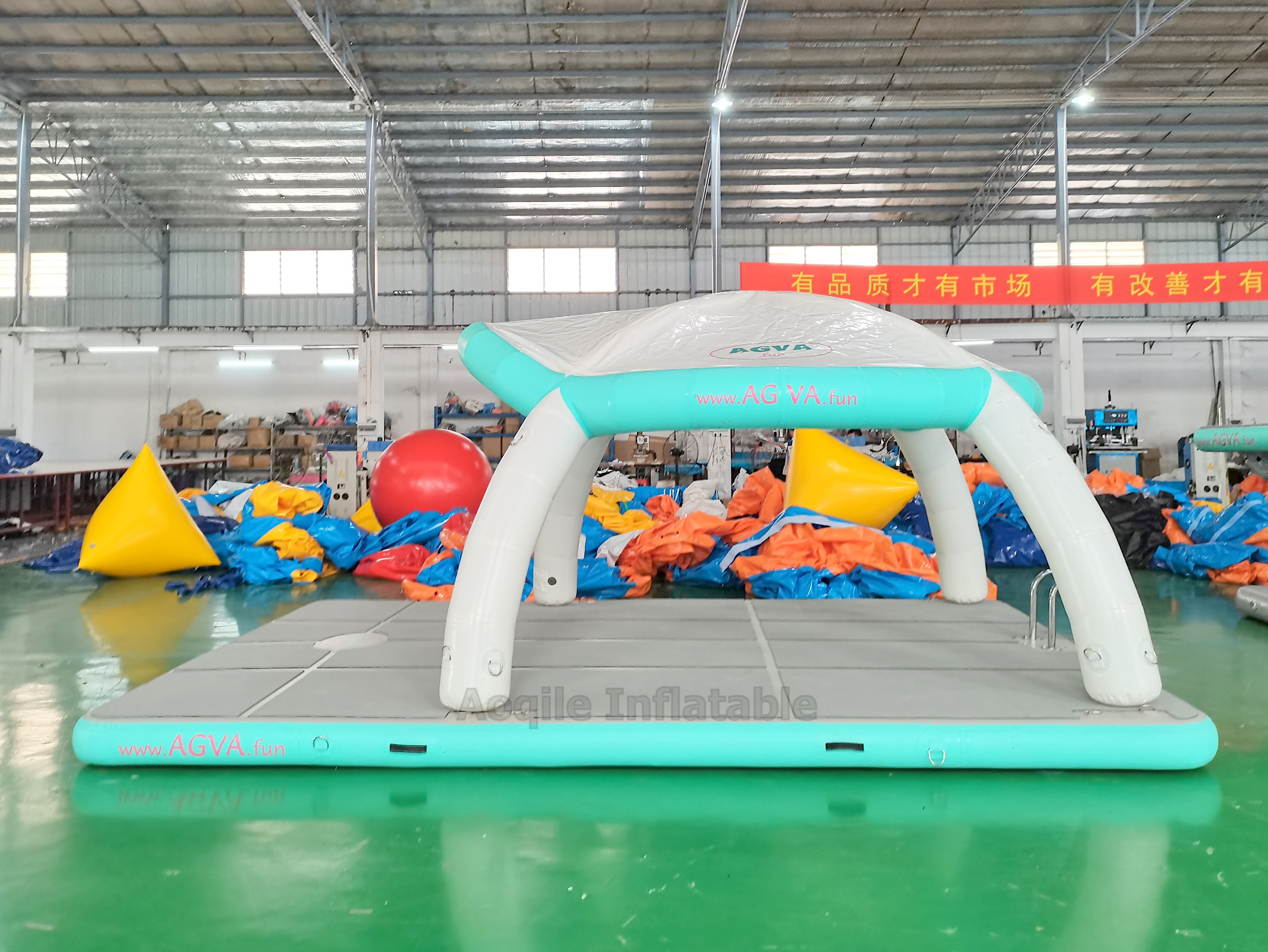 Plataforma flotante inflable de ocio con tienda, muelle de isla flotante inflable de agua de verano, nuevo diseño