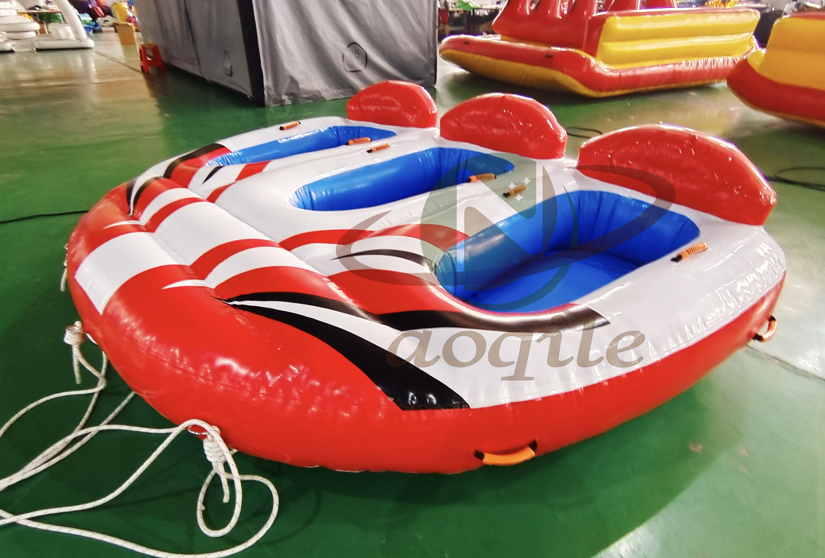 Juegos acuáticos comerciales, sofá flotante inflable para 3 corredores, playa, Bubba, tubo remolcable giratorio loco, sofá de esquí, barco