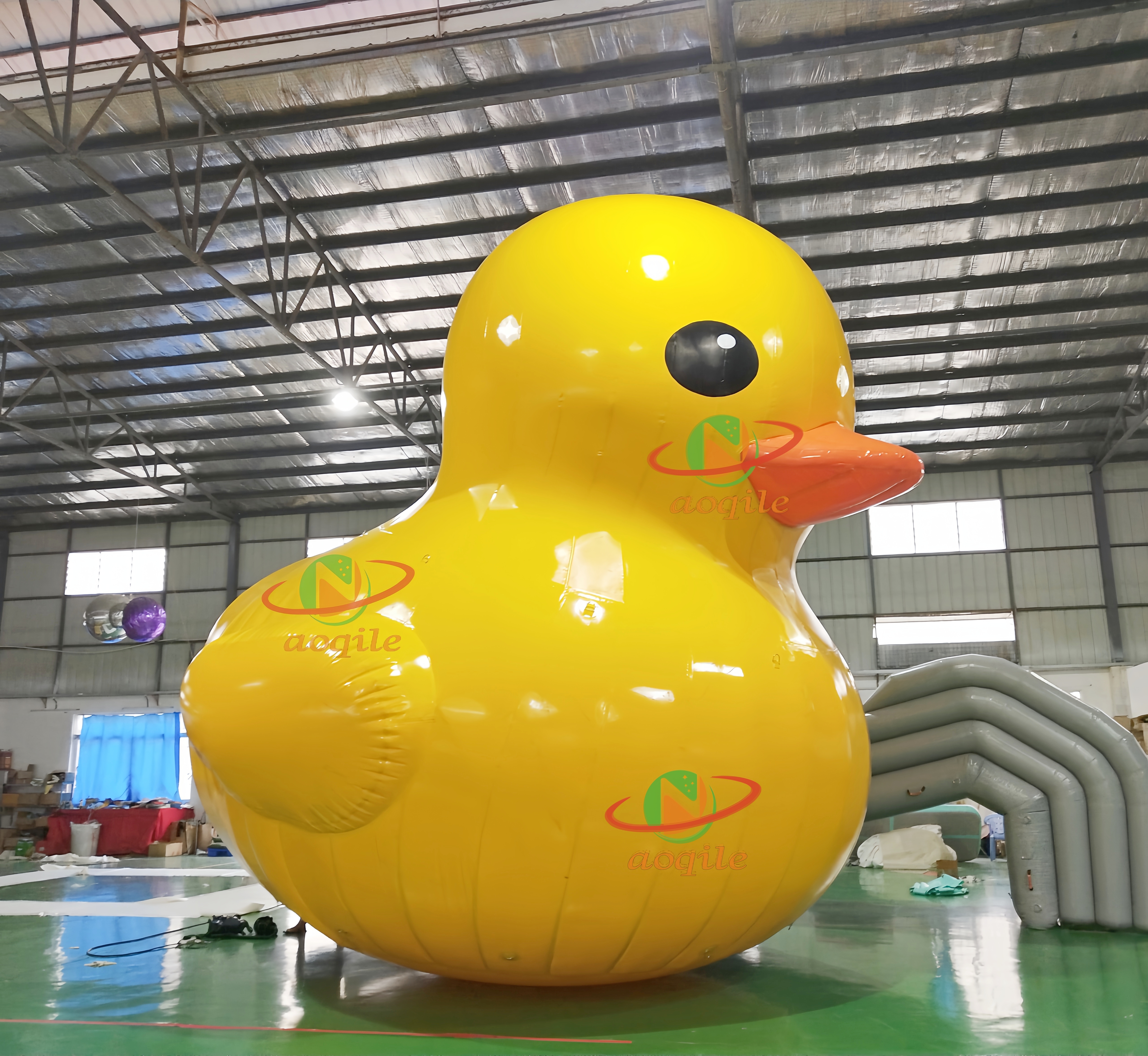 Pato de goma amarillo de dibujos animados inflable gigante, equipo de juego de entretenimiento, figura de dibujos animados de pato amarillo fijo con agua para promoción