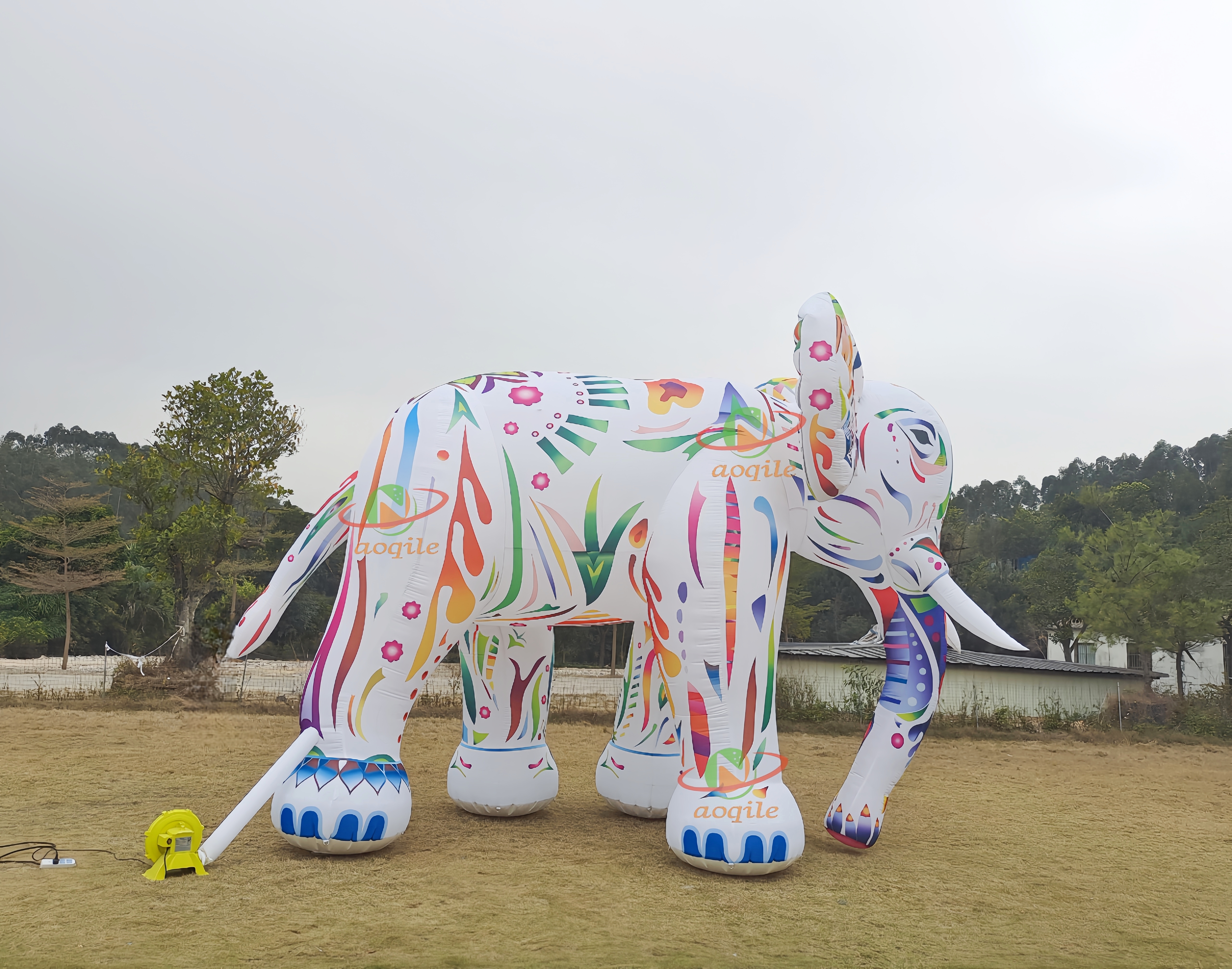 Elefante inflable gigante modificado para requisitos particulares de la decoración, haciendo publicidad del elefante inflable de la historieta