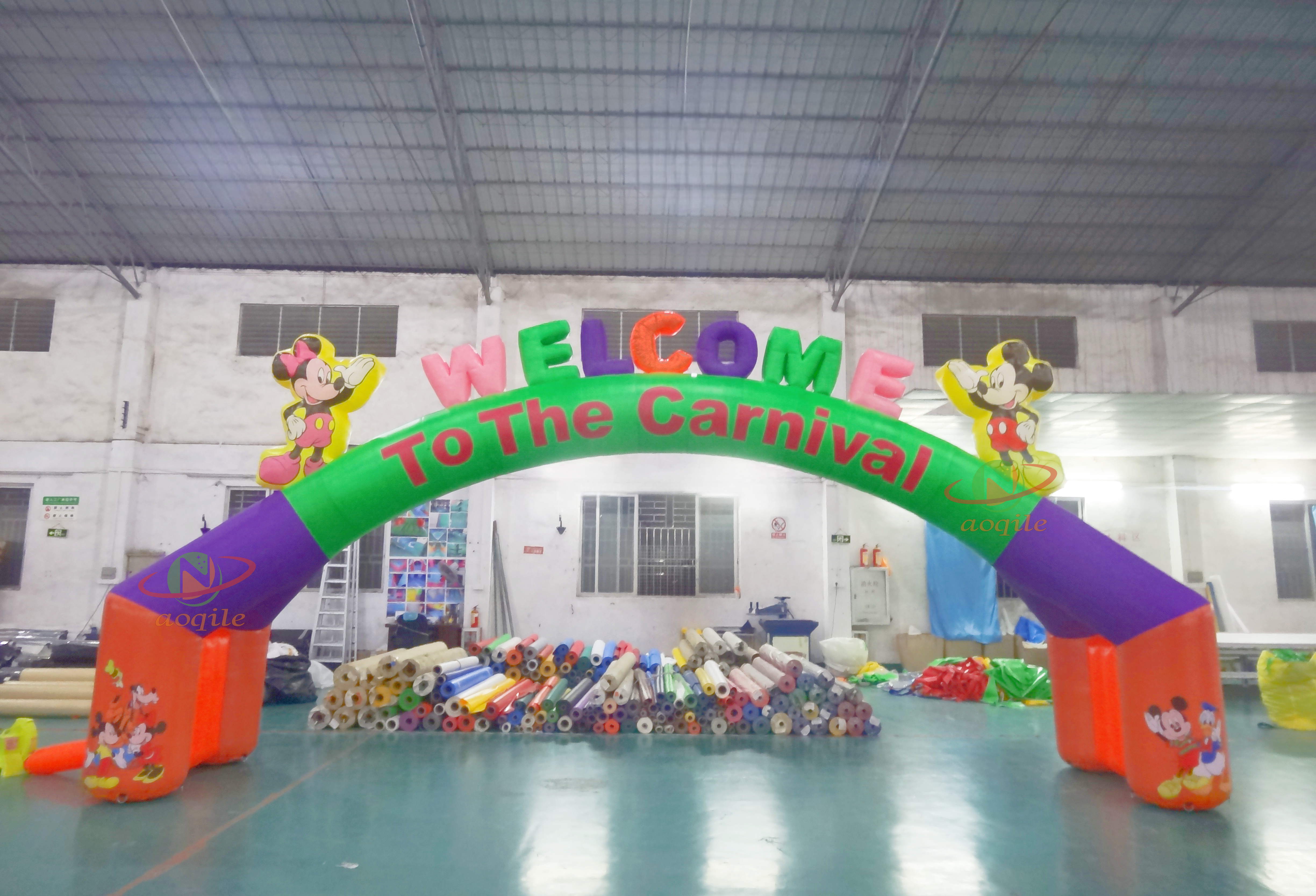 ¿En qué escenarios se pueden utilizar los arcos inflables y qué funciones cumplen?