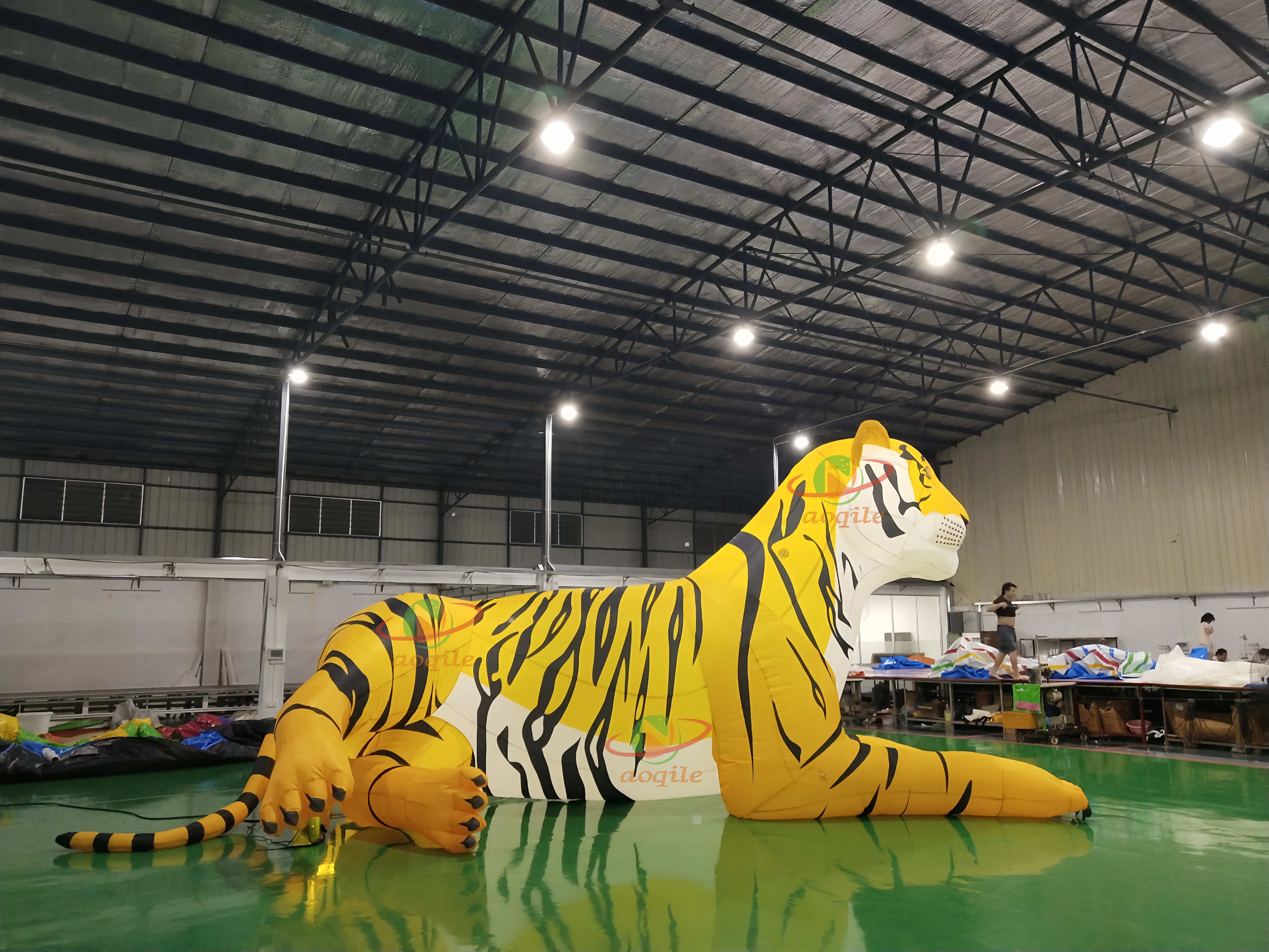 Dibujos animados inflables personalizados con forma de animal tigre con luz LED para feria comercial