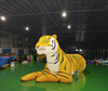 Dibujos animados inflables personalizados con forma de animal tigre con luz LED para feria comercial