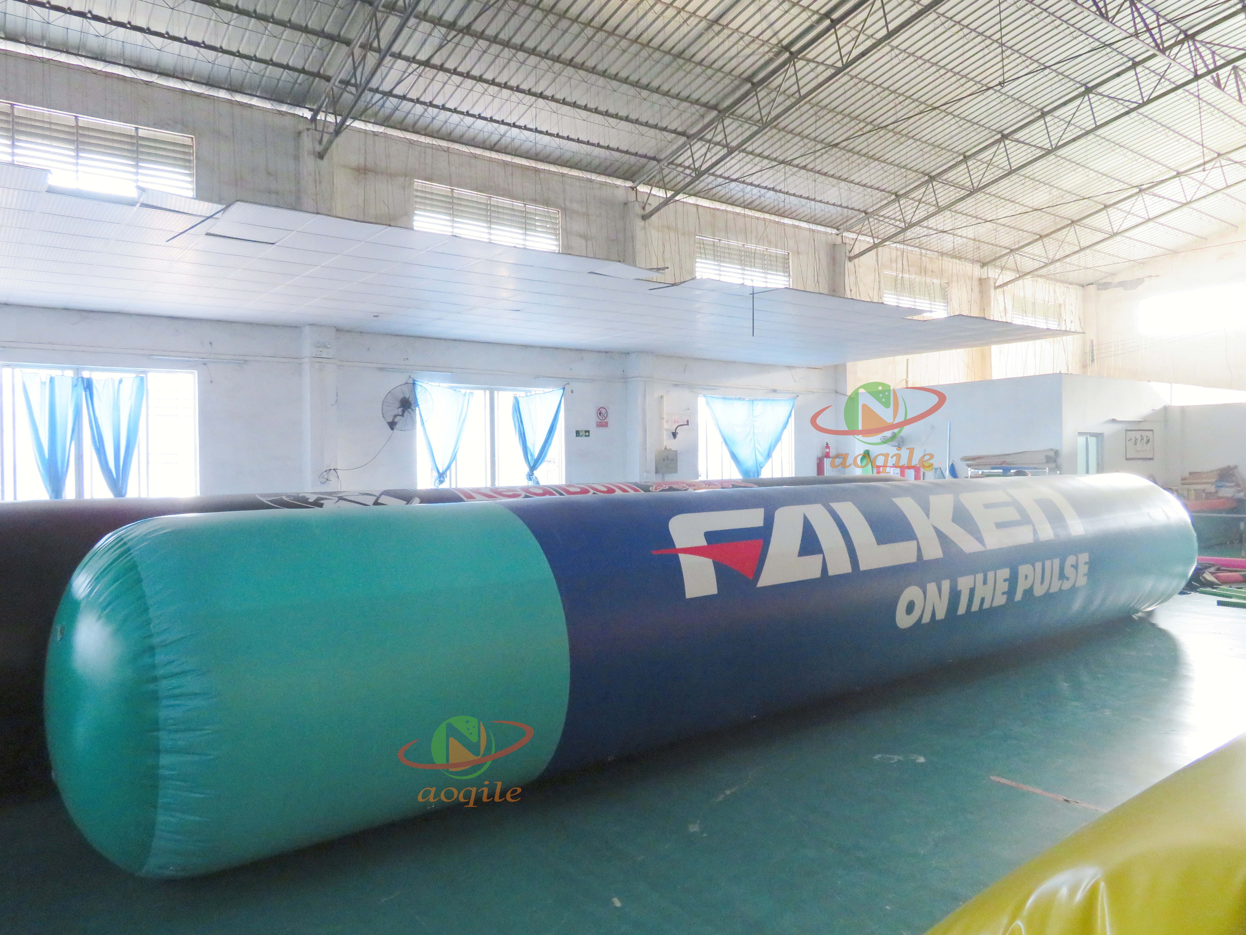 Boya de cilindro inflable de alta calidad, boya de natación inflable para juegos de deportes acuáticos