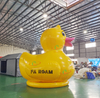 Publicidad de pato inflable gigante amarillo, pato de goma inflable en el lago o tierra para propaganda