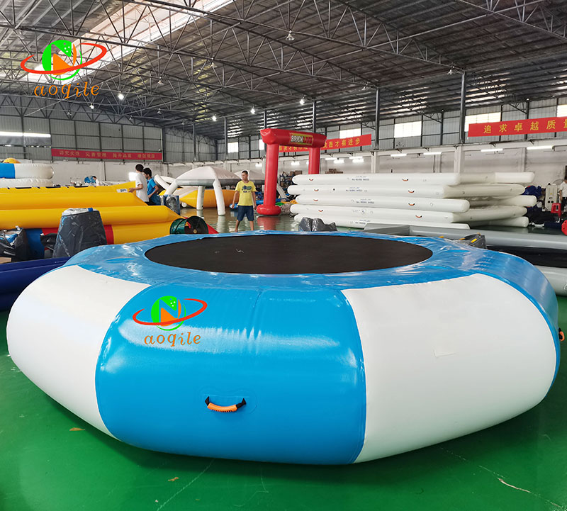 Actividades acuáticas del parque acuático de Aoqile 4 metros de 4 metros de acero inflable trampolín para eventos para eventos