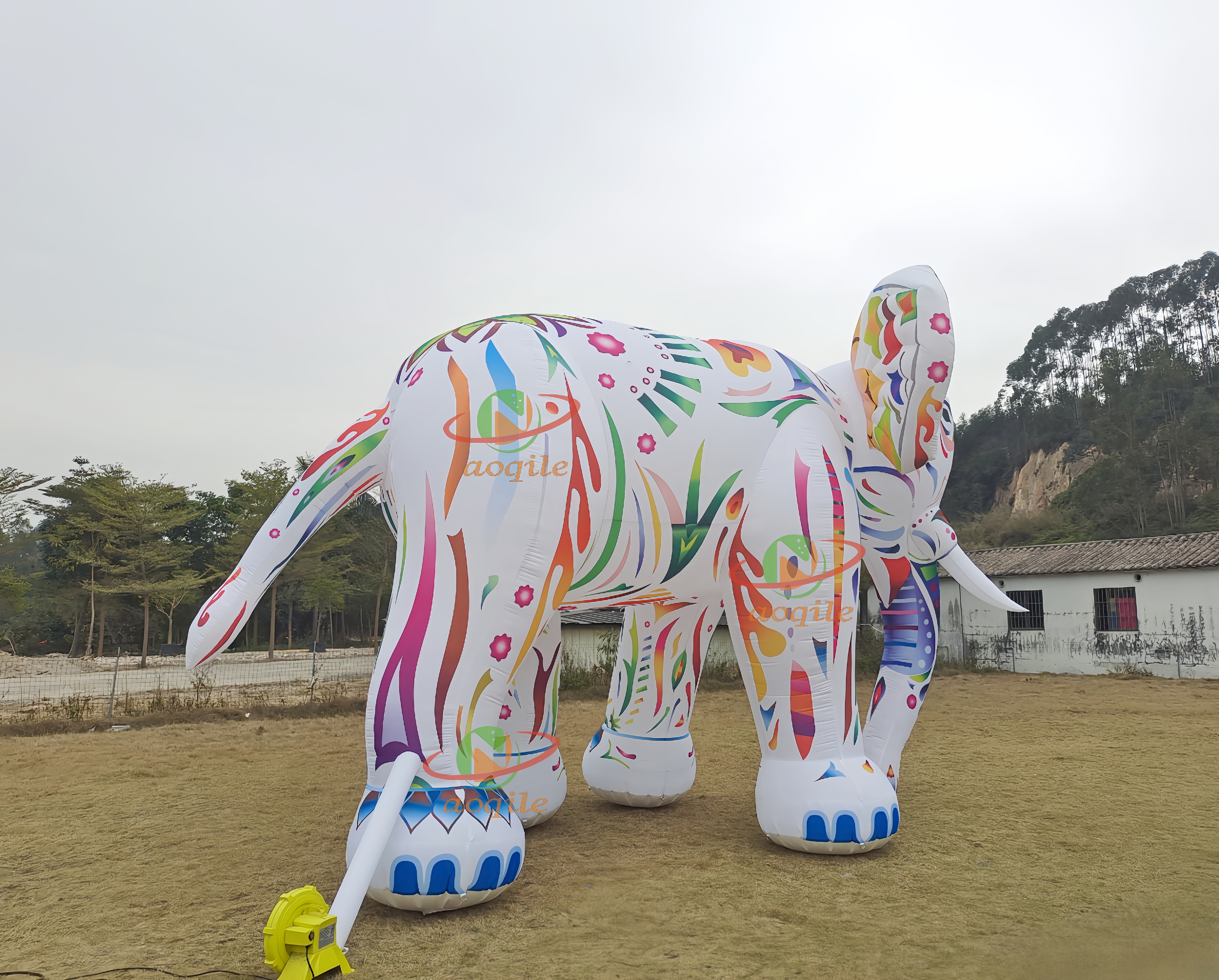 Elefante inflable gigante modificado para requisitos particulares de la decoración, haciendo publicidad del elefante inflable de la historieta