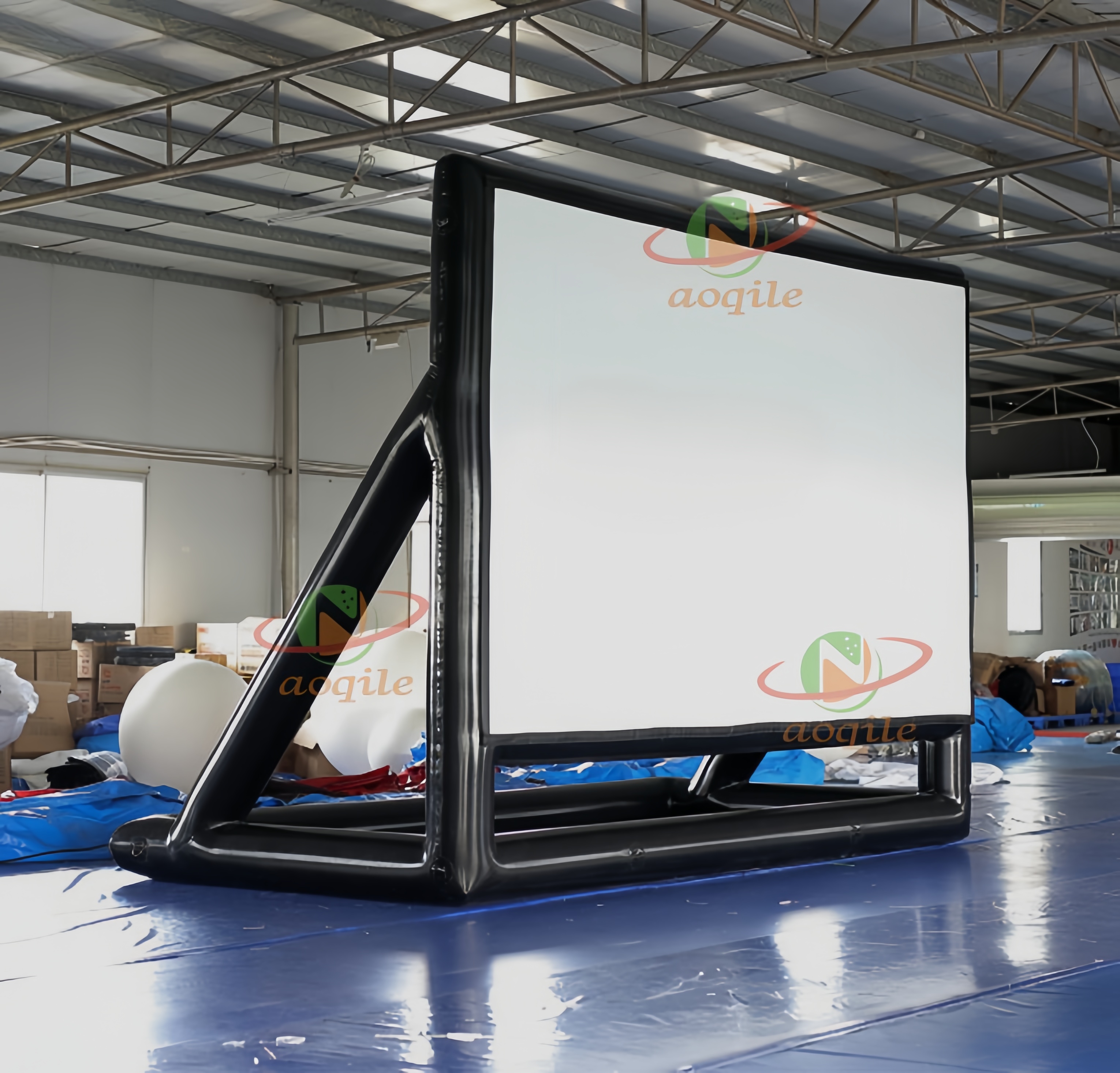 Familia y amigos al aire libre que reúnen la pantalla de cine de proyección inflable