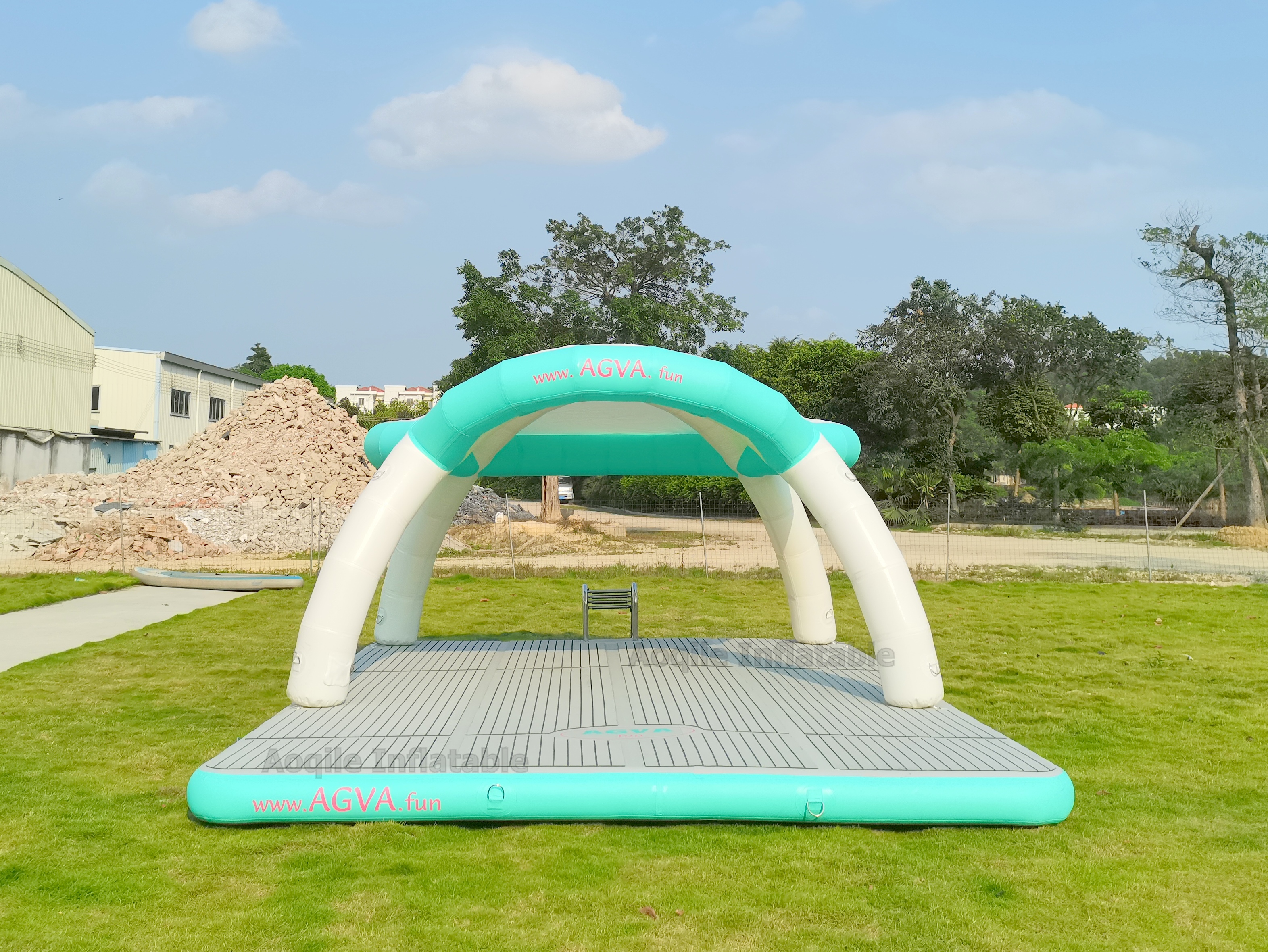 Plataforma flotante inflable de ocio con tienda, muelle de isla flotante inflable de agua de verano, nuevo diseño