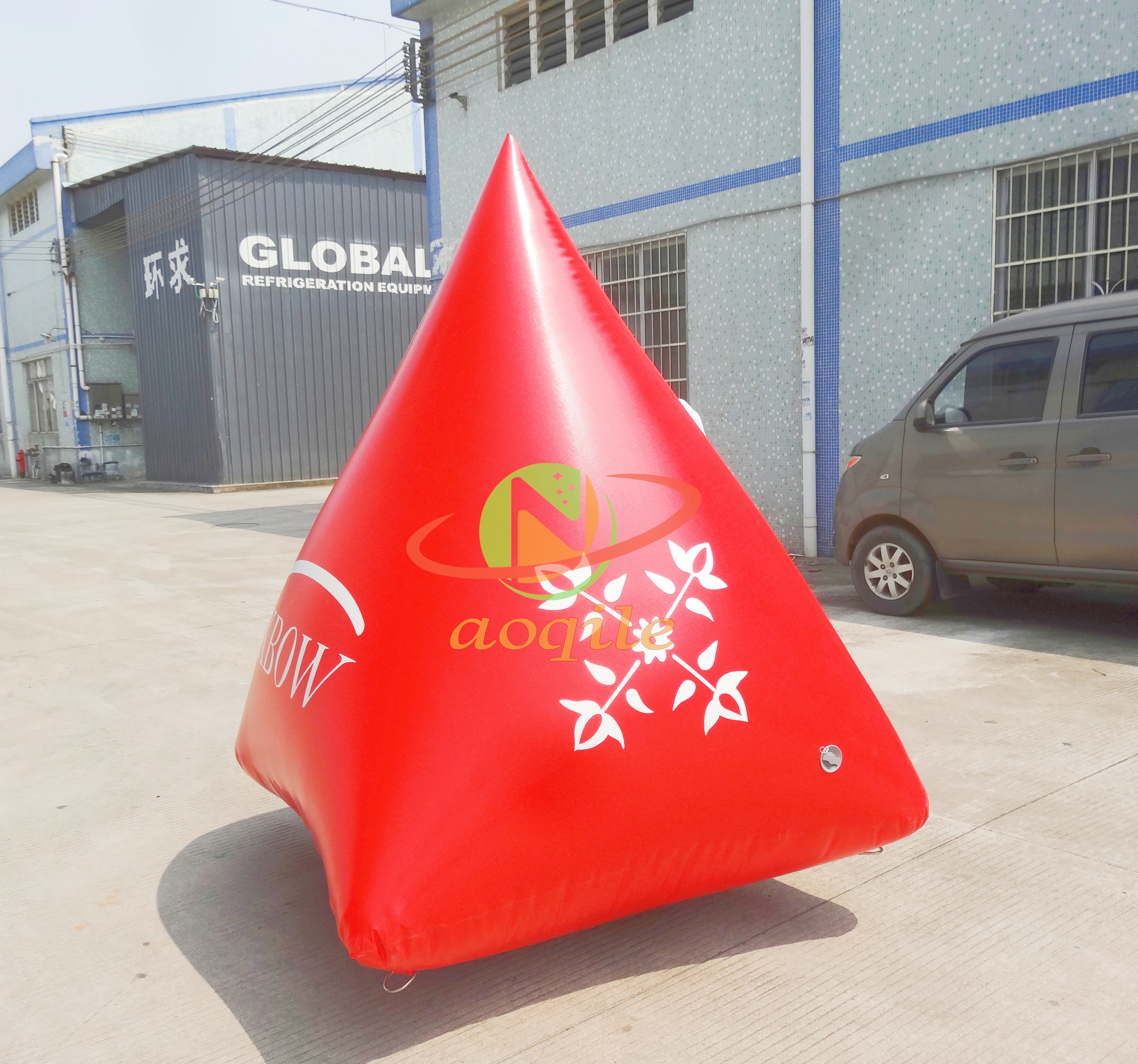 La boya inflable del agua del flotador triangular modificó la marca publicitaria especial modificada para requisitos particulares de la competencia