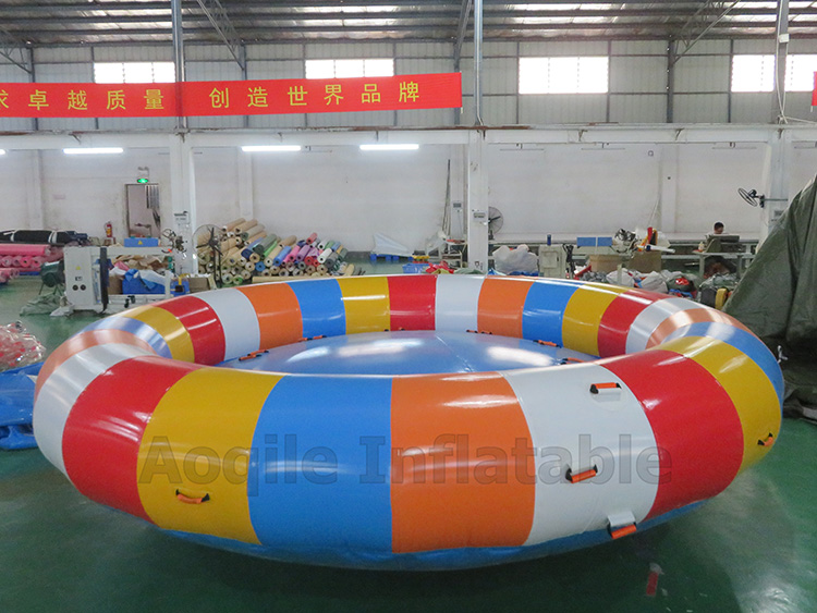 Barco inflable colorido remolcable comercial del disco del agua del donut del balanceo de la venta caliente