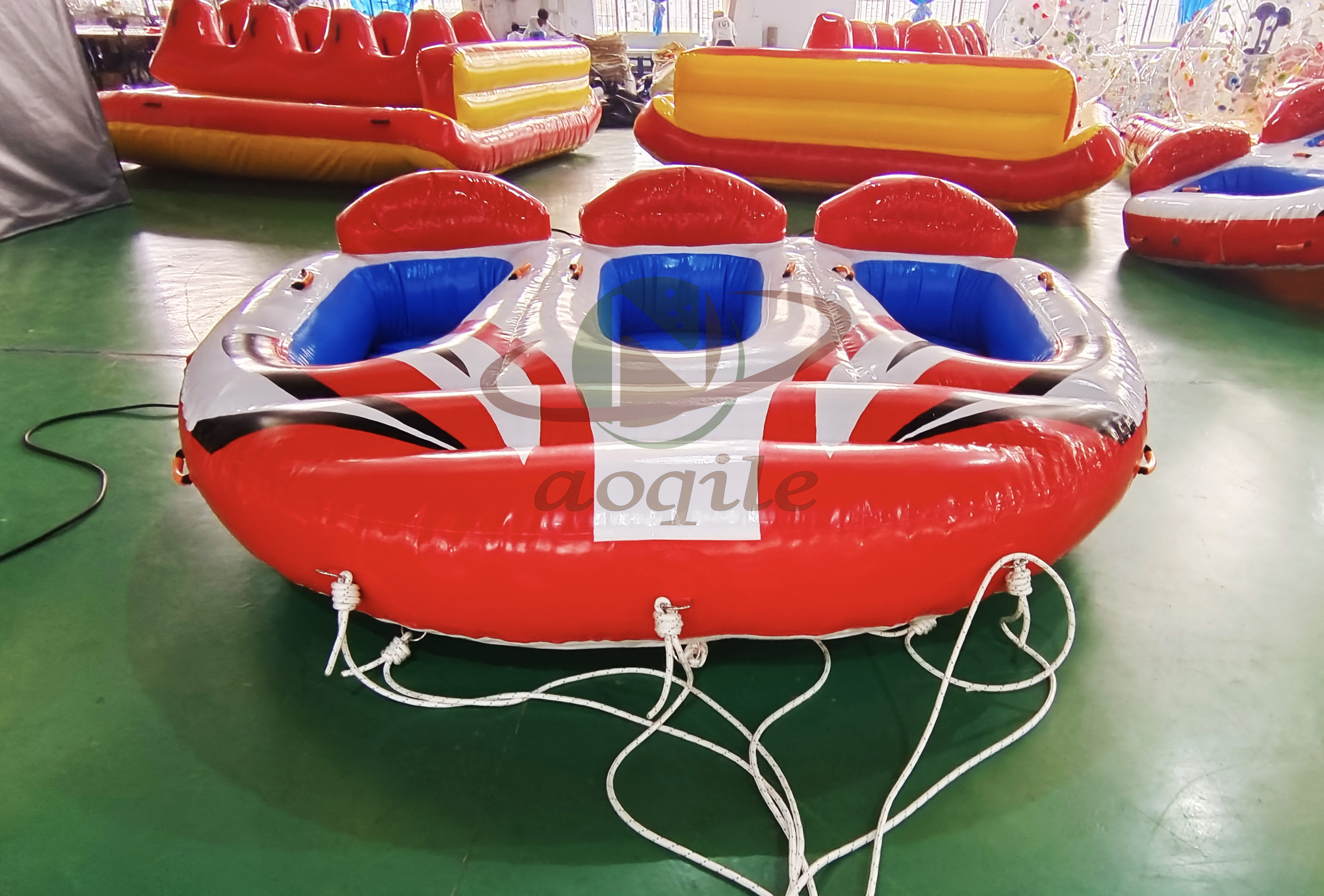 Juegos acuáticos comerciales, sofá flotante inflable para 3 corredores, playa, Bubba, tubo remolcable giratorio loco, sofá de esquí, barco