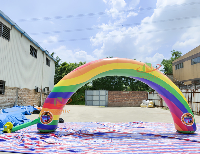 Puerta inflable gigante del arco del arco iris