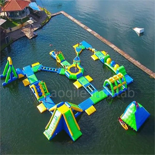 Parque acuático flotante inflable personalizado con plataforma deportiva acuática para adultos y niños