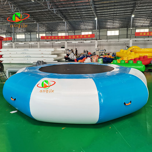 Actividades acuáticas del parque acuático de Aoqile 4 metros de 4 metros de acero inflable trampolín para eventos para eventos