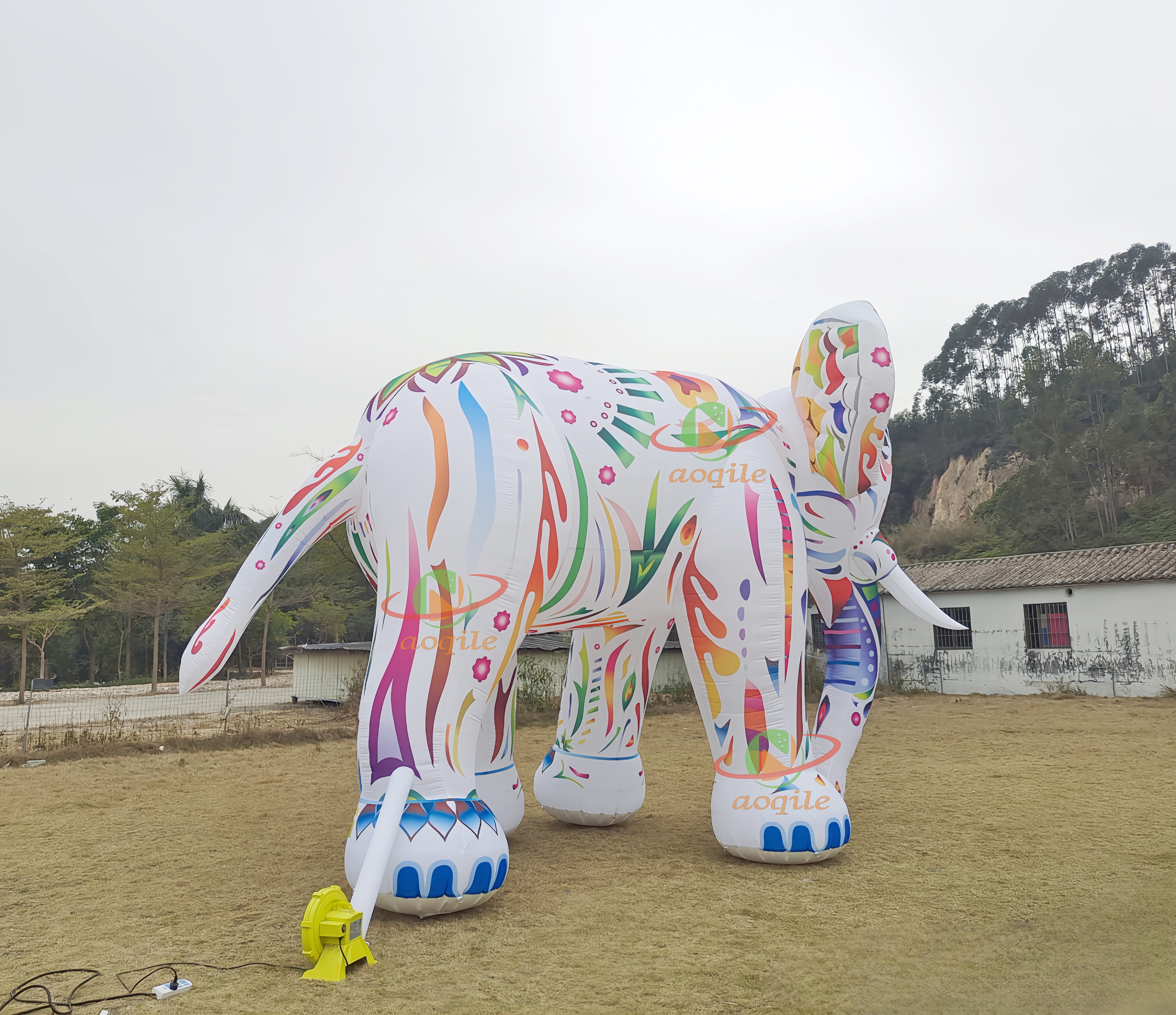 Modelo de elefante gigante inflable publicitario, viñetas de animales de elefante inflable colorido gigante para decoración de fiesta